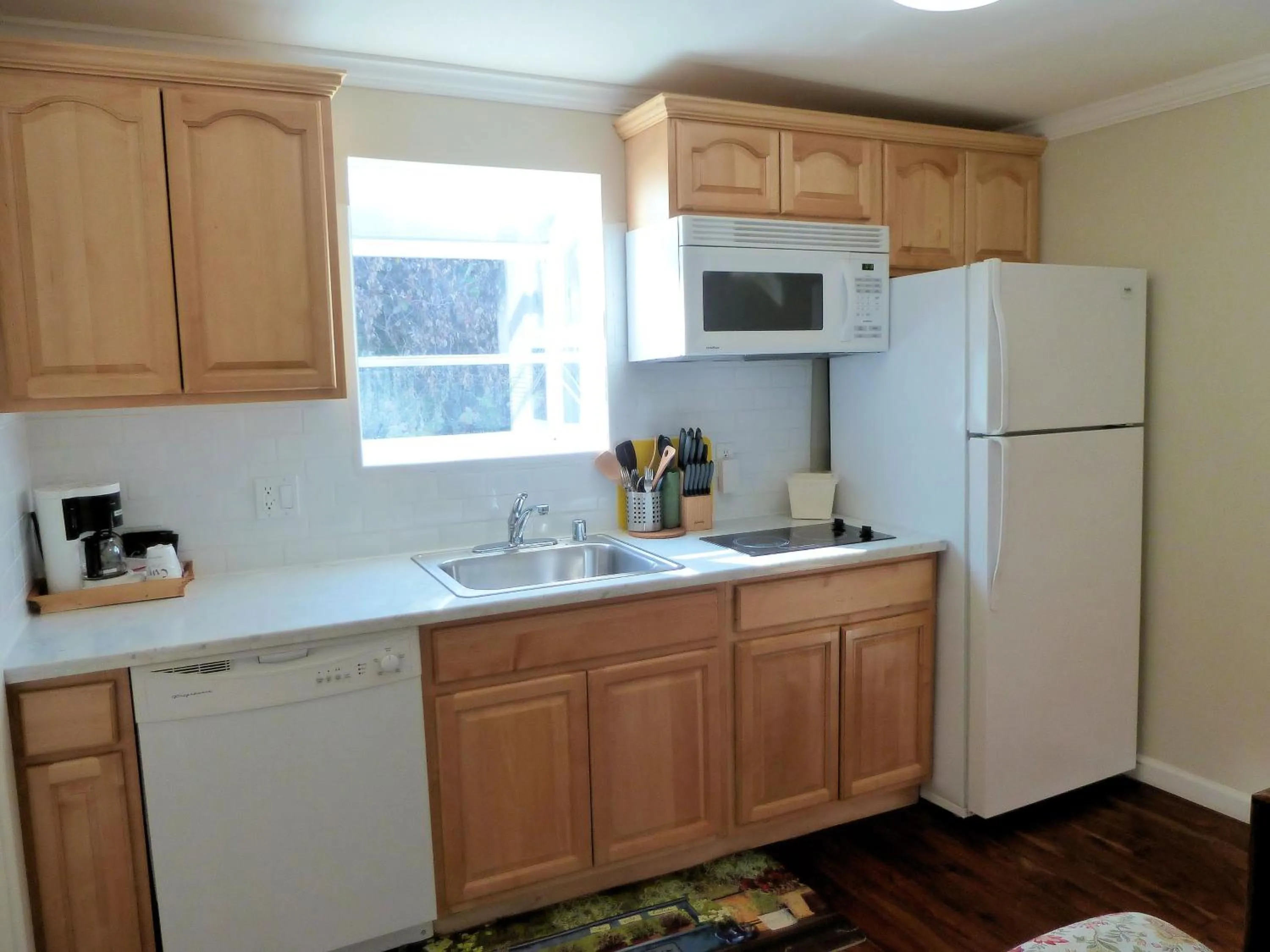 Kitchen or kitchenette in Americas Best Value Inn Royal Carriage