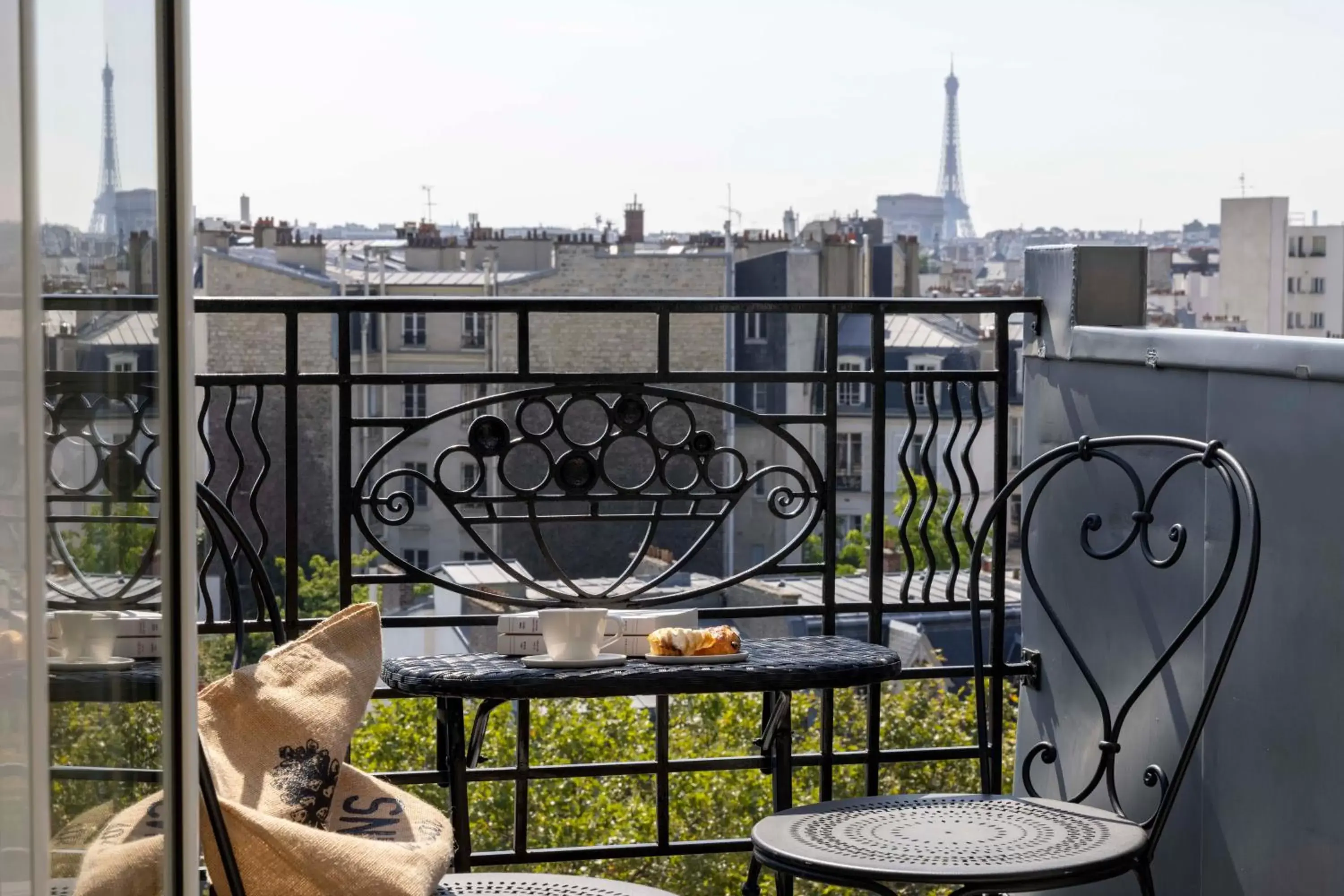View (from property/room), Balcony/Terrace in Hôtel de Banville