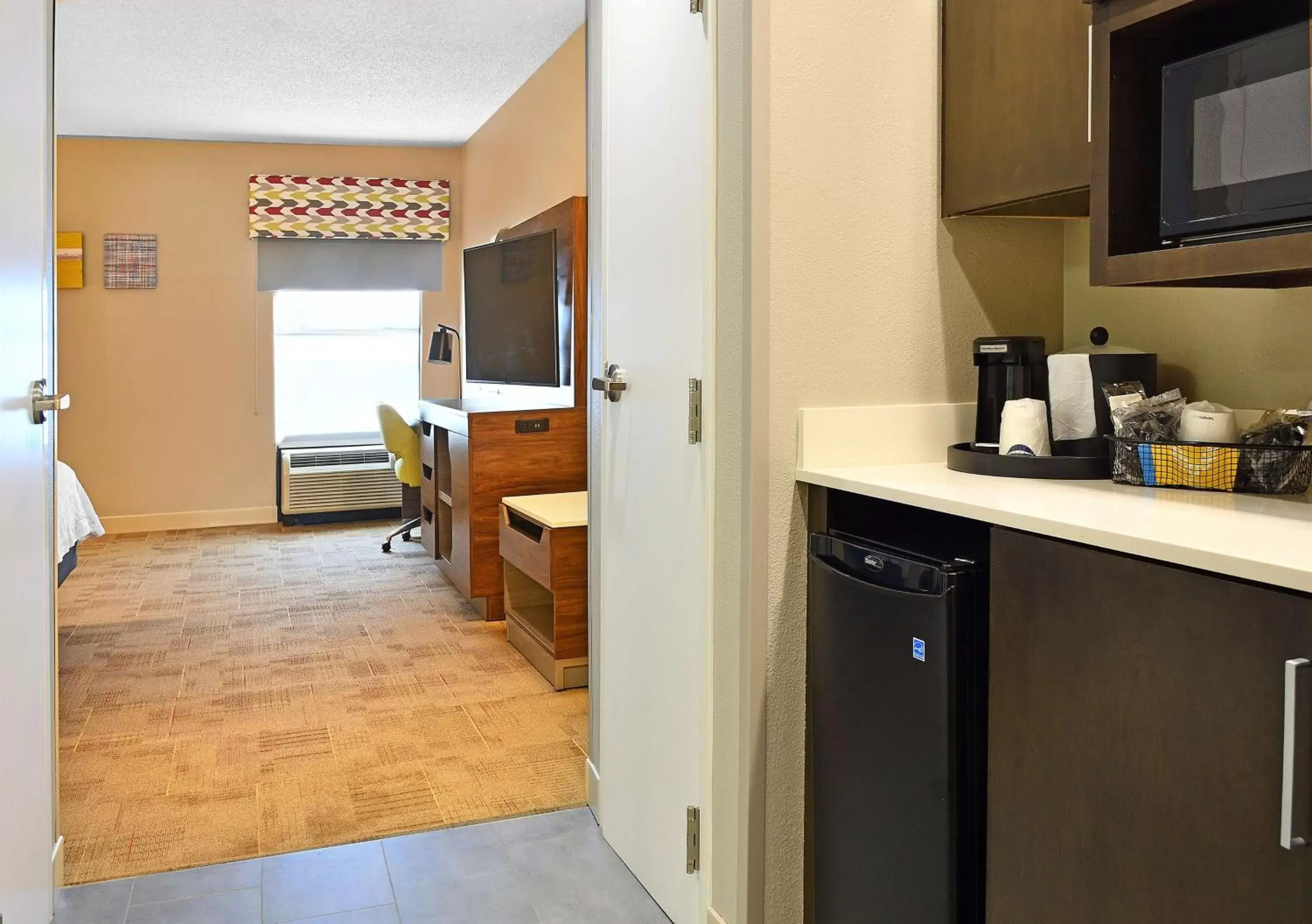 Photo of the whole room, Kitchen/Kitchenette in Hampton Inn Santee-I-95