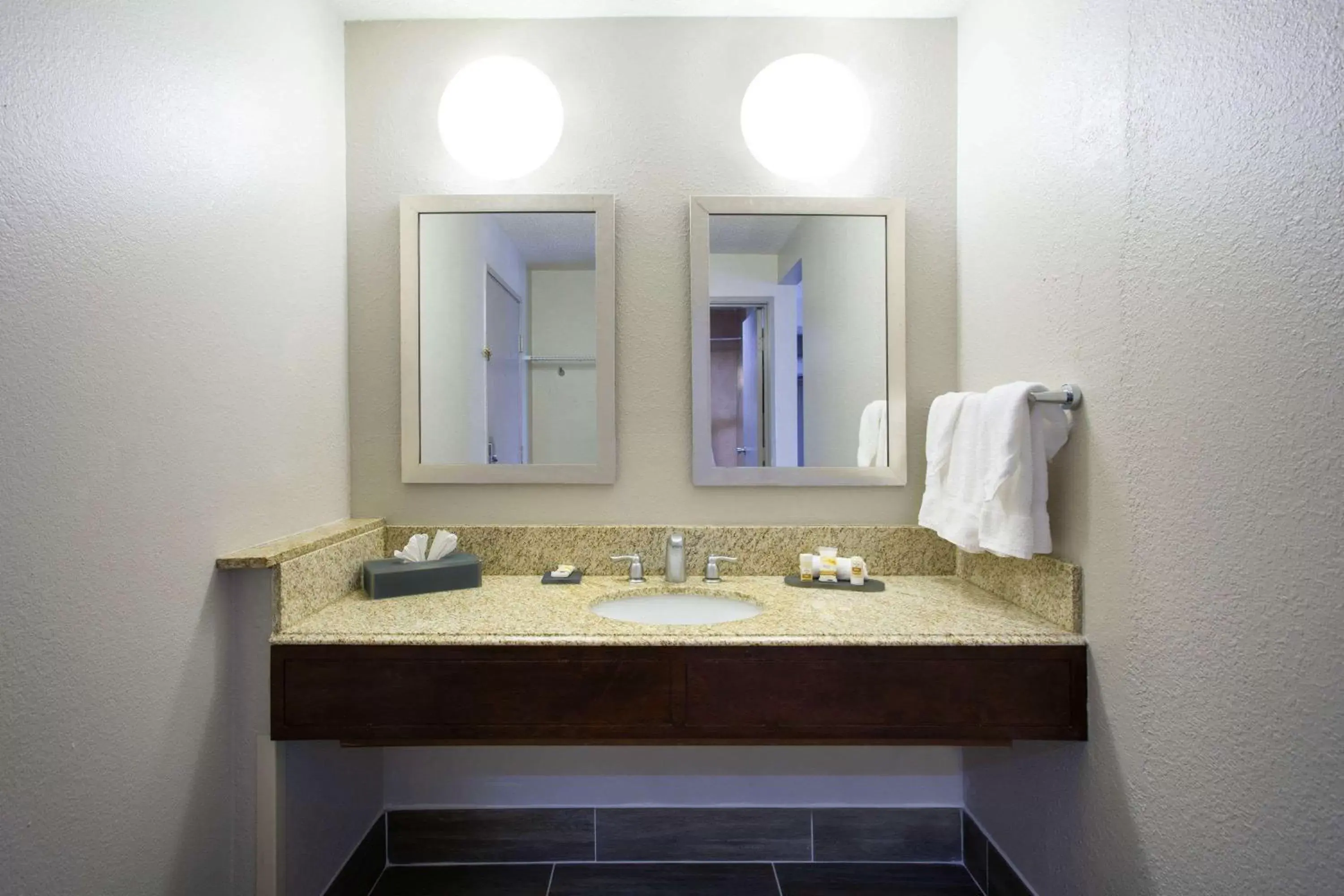 Bathroom in La Quinta Inn by Wyndham Roanoke Salem