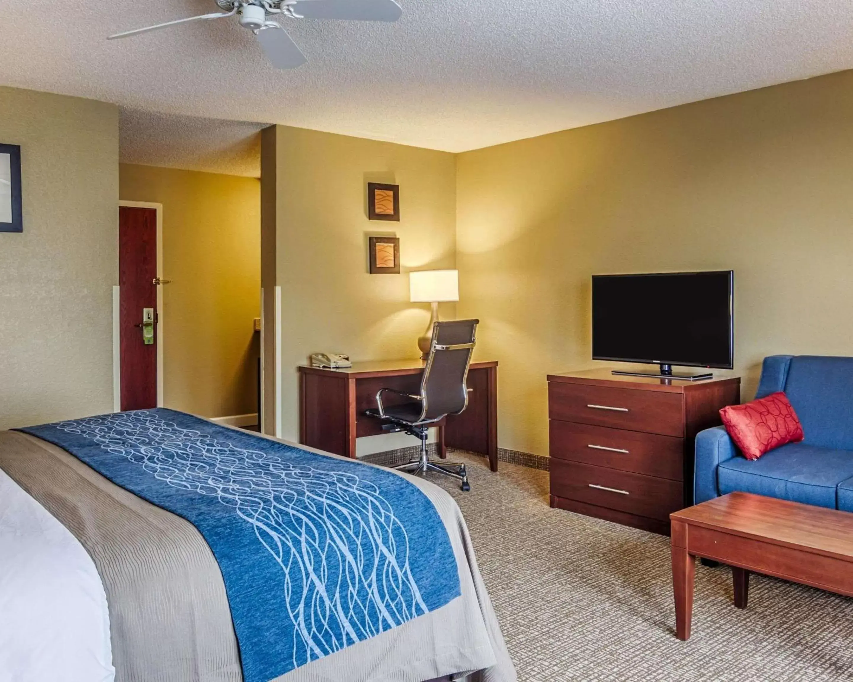 Photo of the whole room, Bed in Comfort Inn & Suites Grafton-Cedarburg