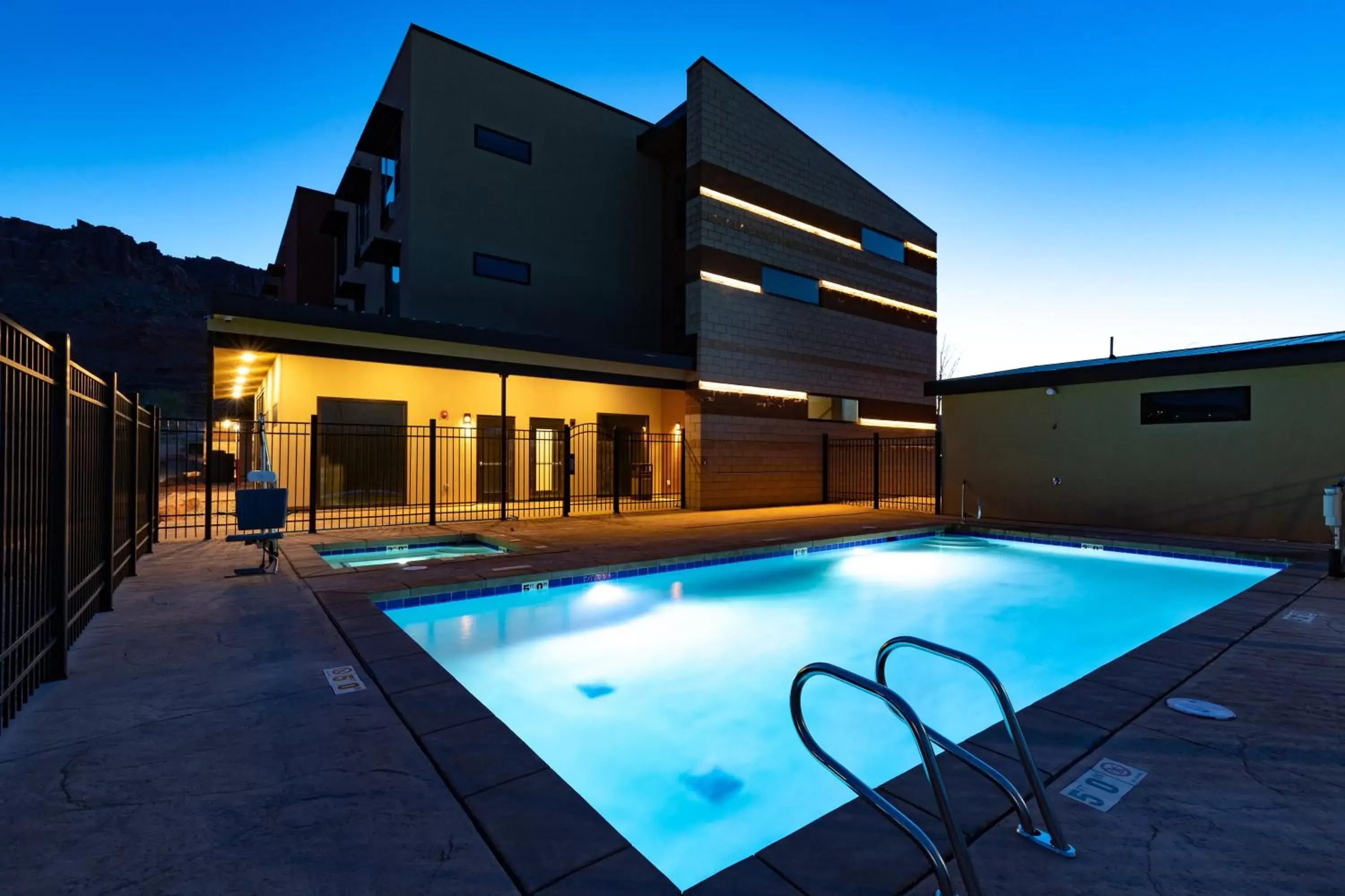 Swimming pool, Property Building in Scenic View Inn & Suites Moab