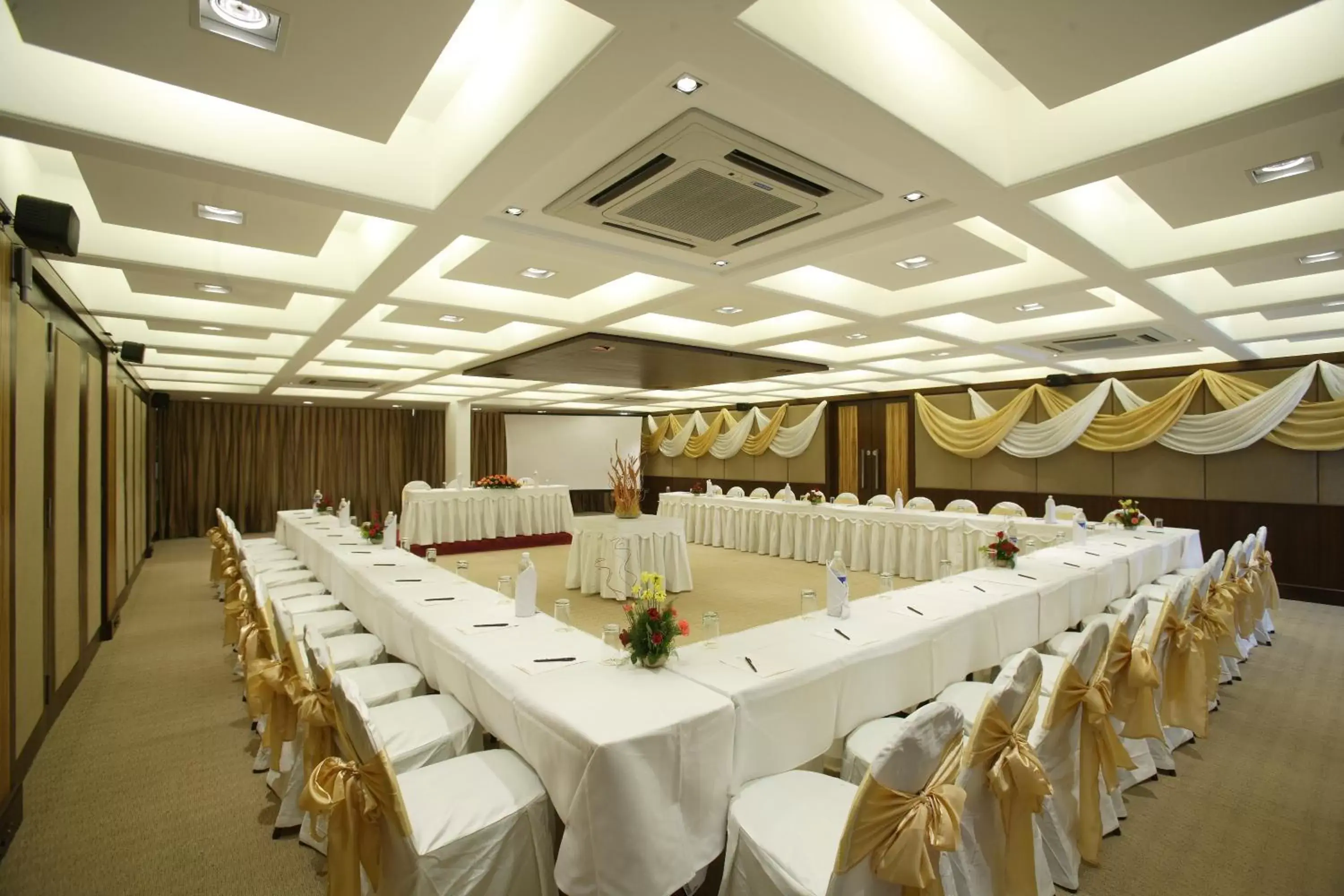 Business facilities in Hotel Express Towers