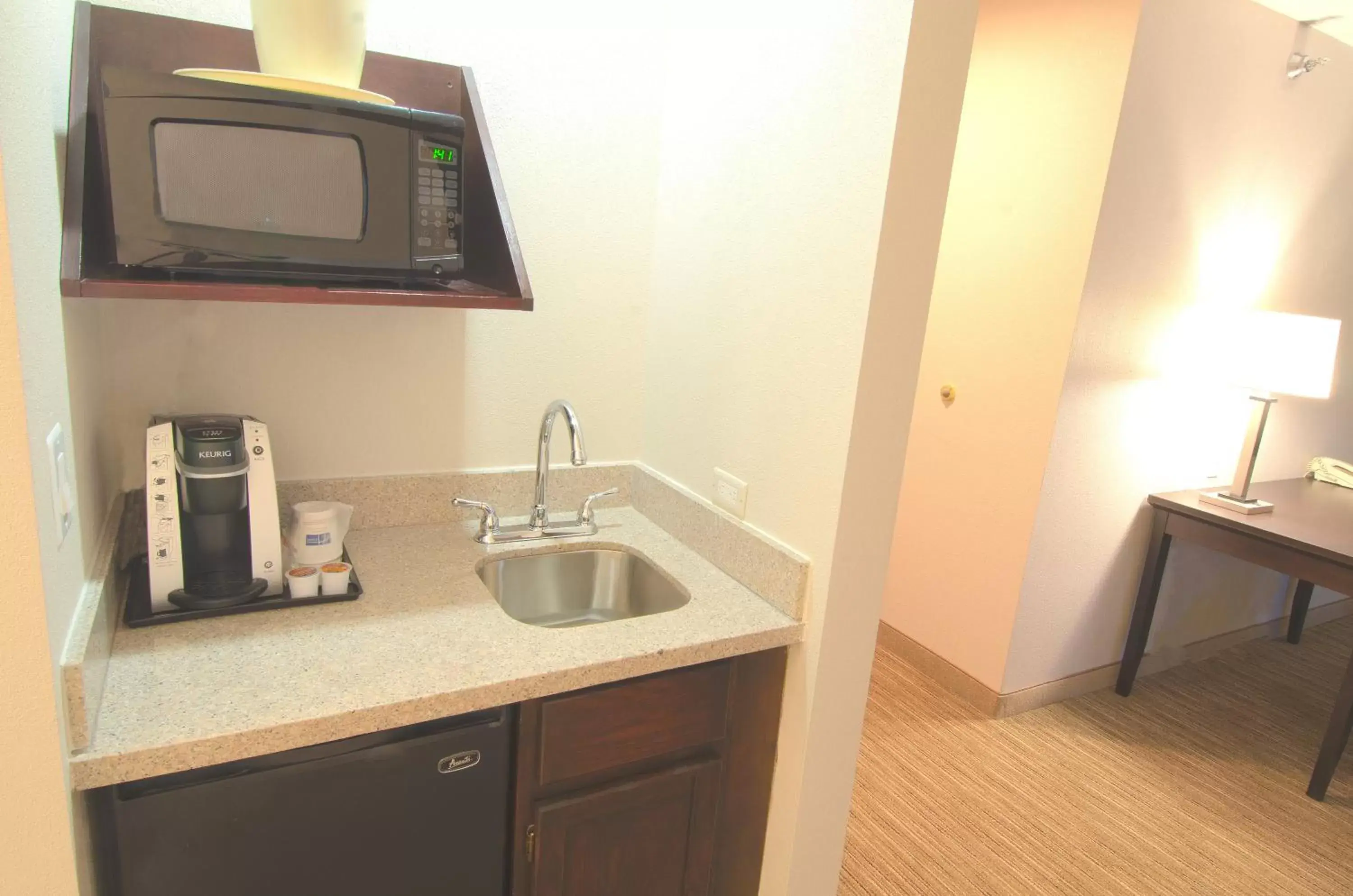 Bedroom, Kitchen/Kitchenette in Holiday Inn Express & Suites Chicago-Libertyville, an IHG Hotel