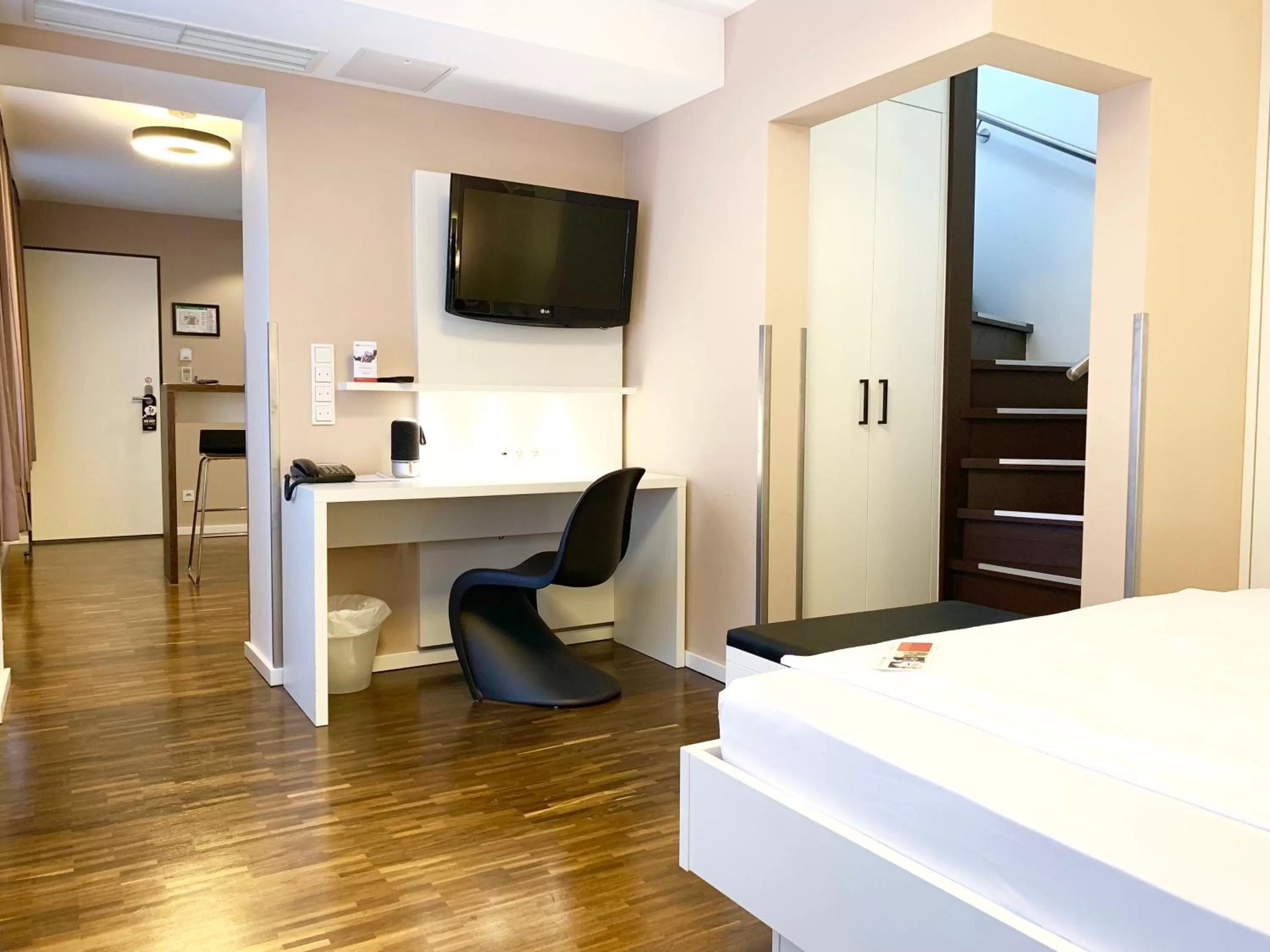 TV and multimedia in zeitwohnhaus SUITE-HOTEL & SERVICED APARTMENTS