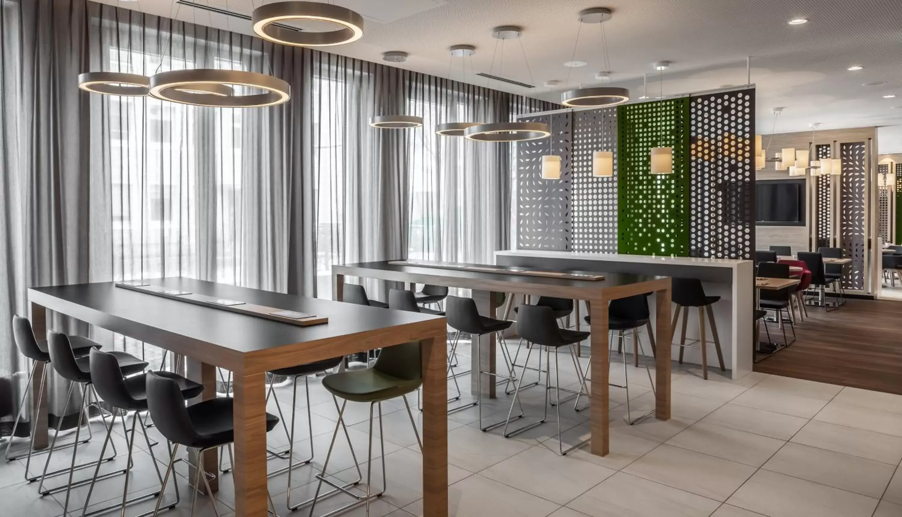 Restaurant/places to eat, Lounge/Bar in Holiday Inn Express Munich - City East, an IHG Hotel