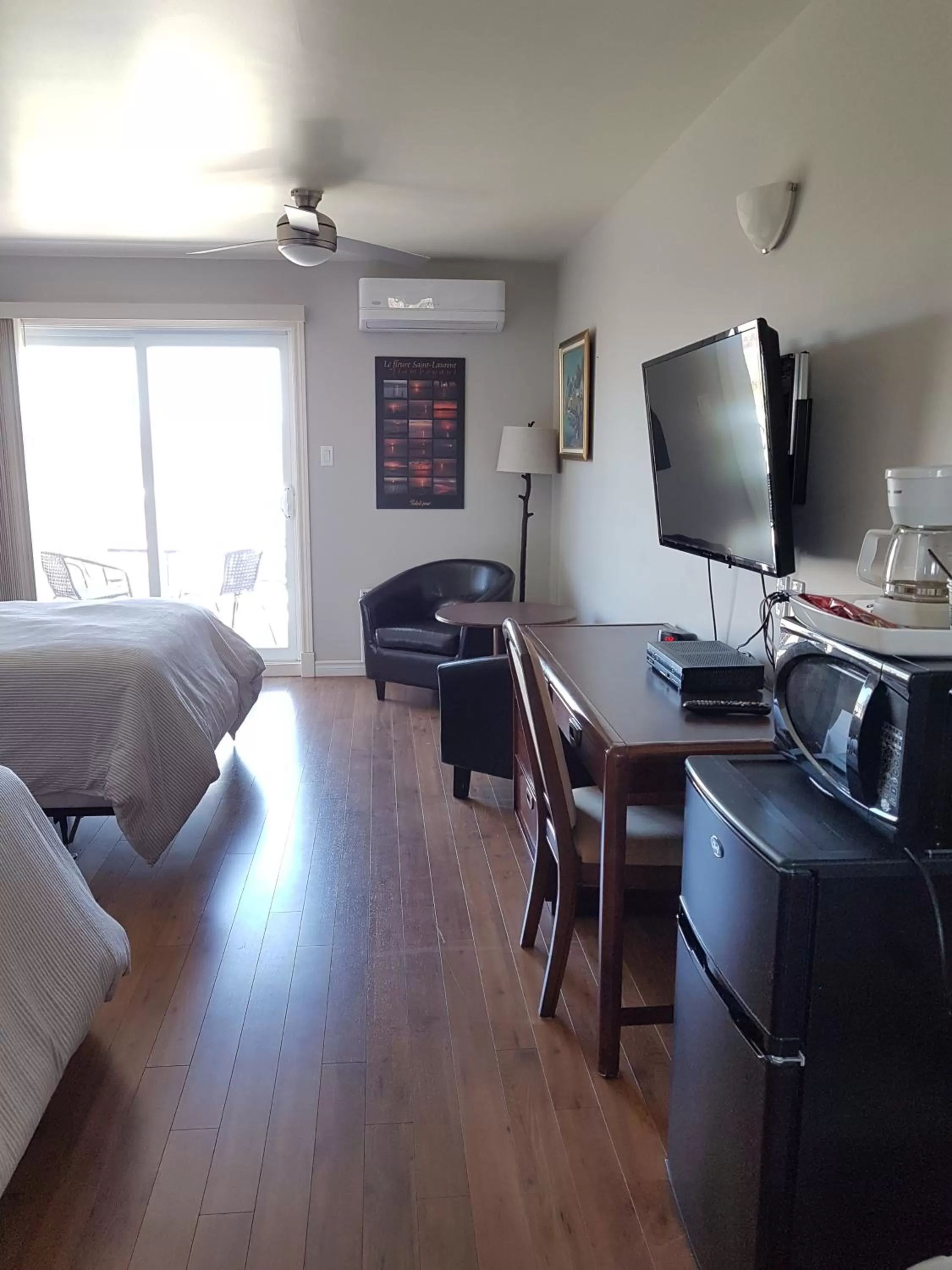 Photo of the whole room, TV/Entertainment Center in Motel des Mariniers