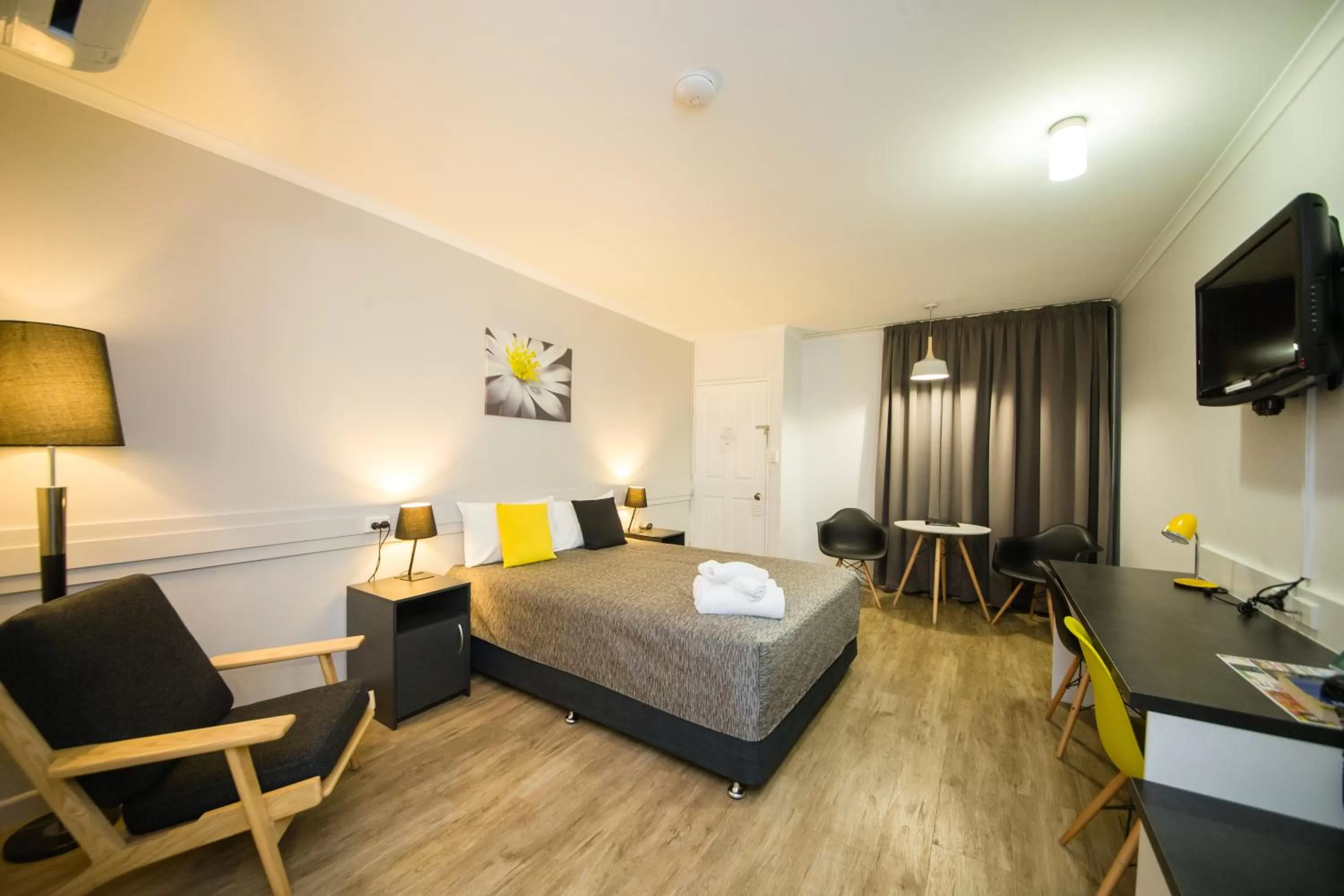 Photo of the whole room, Bed in Glenmore Palms Motel