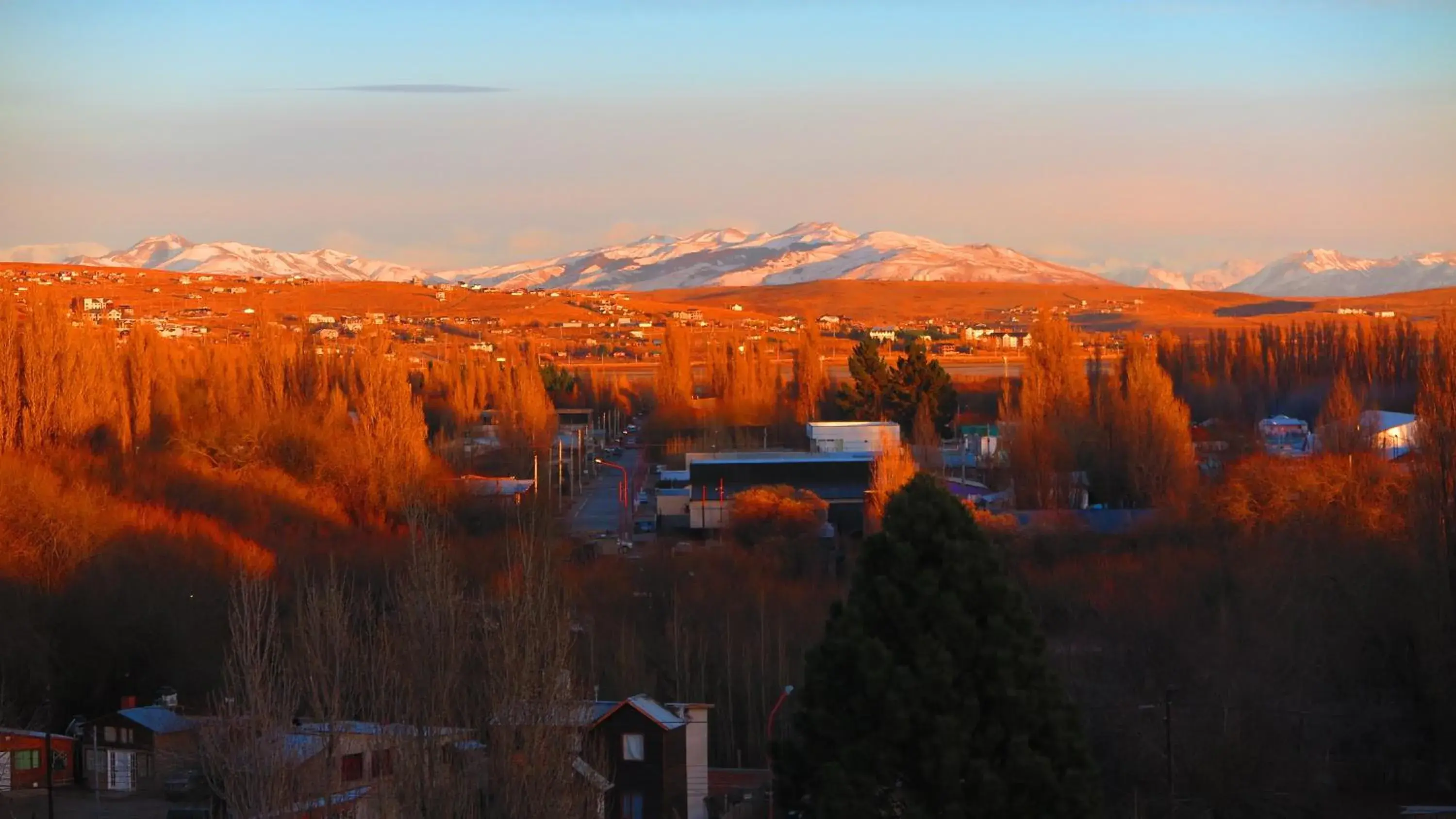 Autumn, Sunrise/Sunset in America del Sur Hostel Calafate