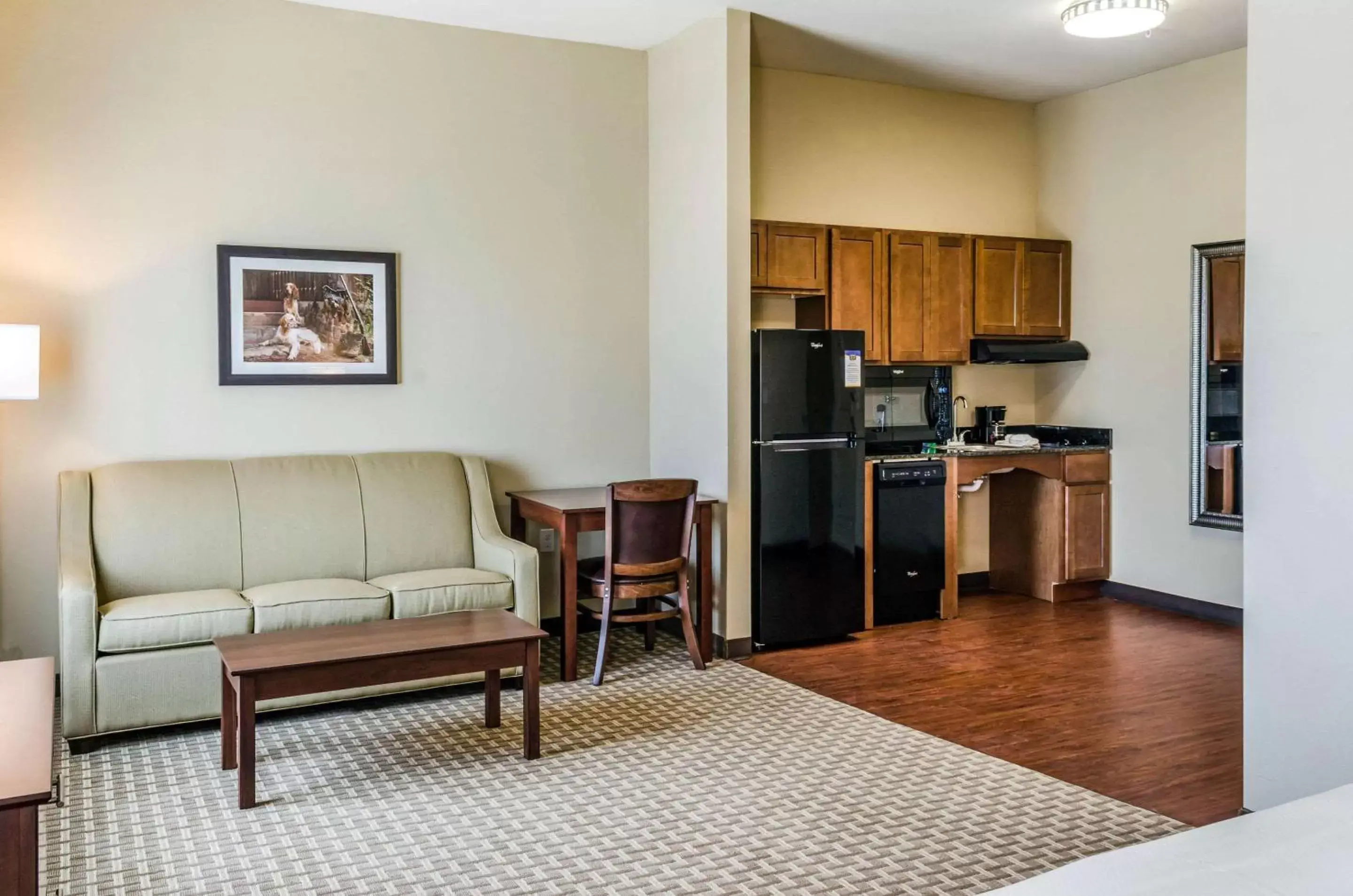 Photo of the whole room, Kitchen/Kitchenette in MainStay Suites Hackberry Sportsman's Lodge