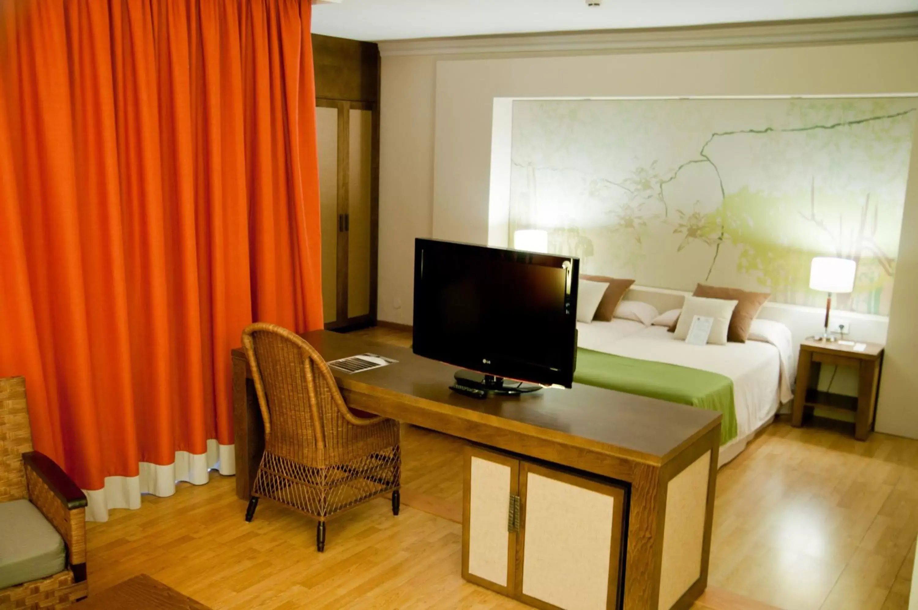 Bed, TV/Entertainment Center in Hotel Colon Rambla