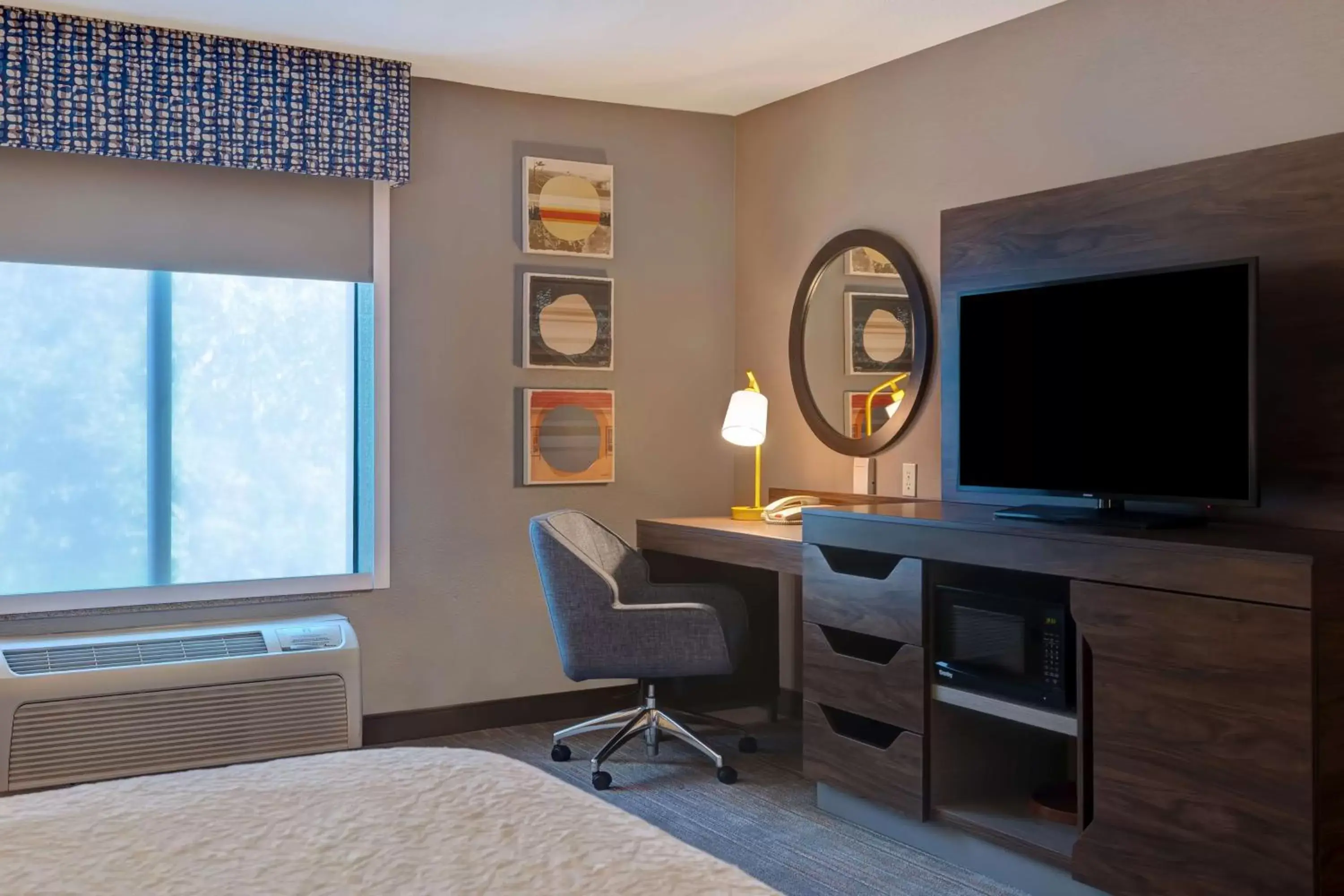 Bedroom, TV/Entertainment Center in Hampton Inn & Suites Rohnert Park - Sonoma County