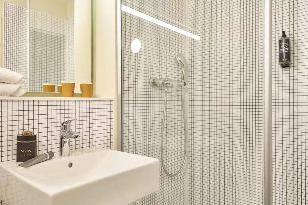 Shower, Bathroom in ibis budget Paris Porte d'Aubervilliers