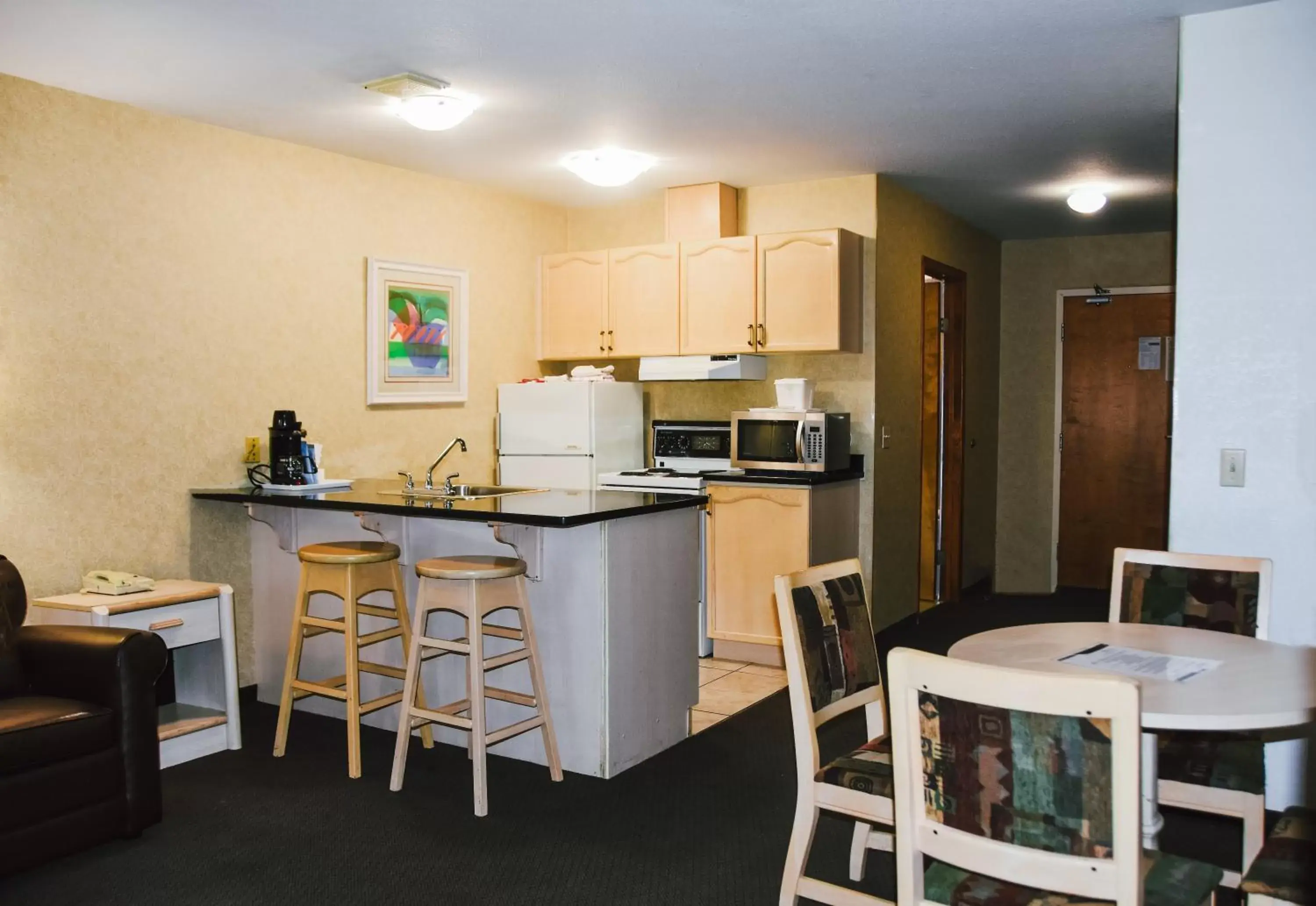 Photo of the whole room, Kitchen/Kitchenette in Stony Plain Inn & Suites