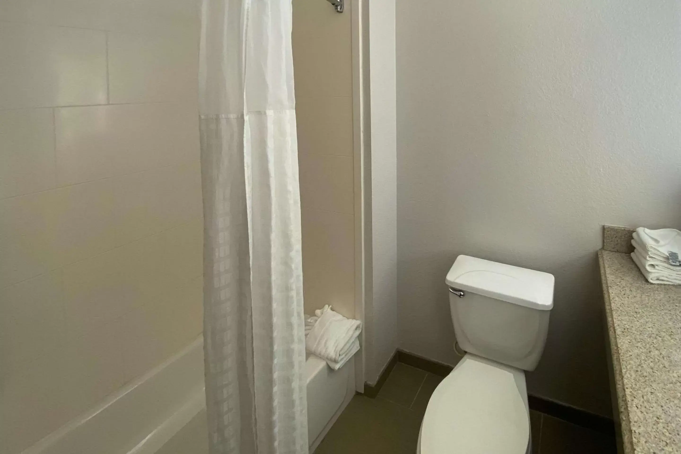 Bedroom, Bathroom in Comfort Suites Round Rock - Austin North I-35