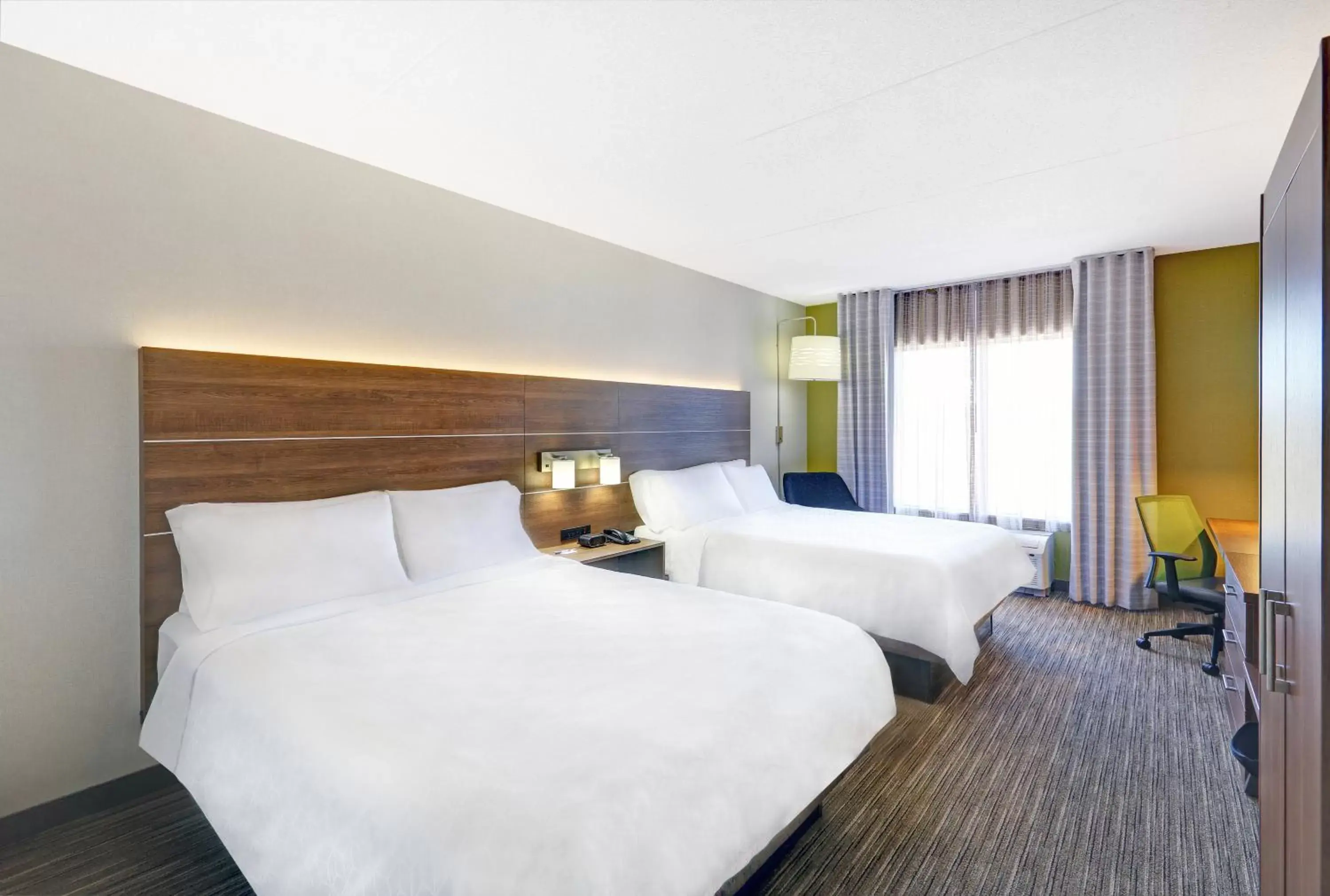 Photo of the whole room, Bed in Holiday Inn Express Hotel & Suites - Woodstock, an IHG Hotel