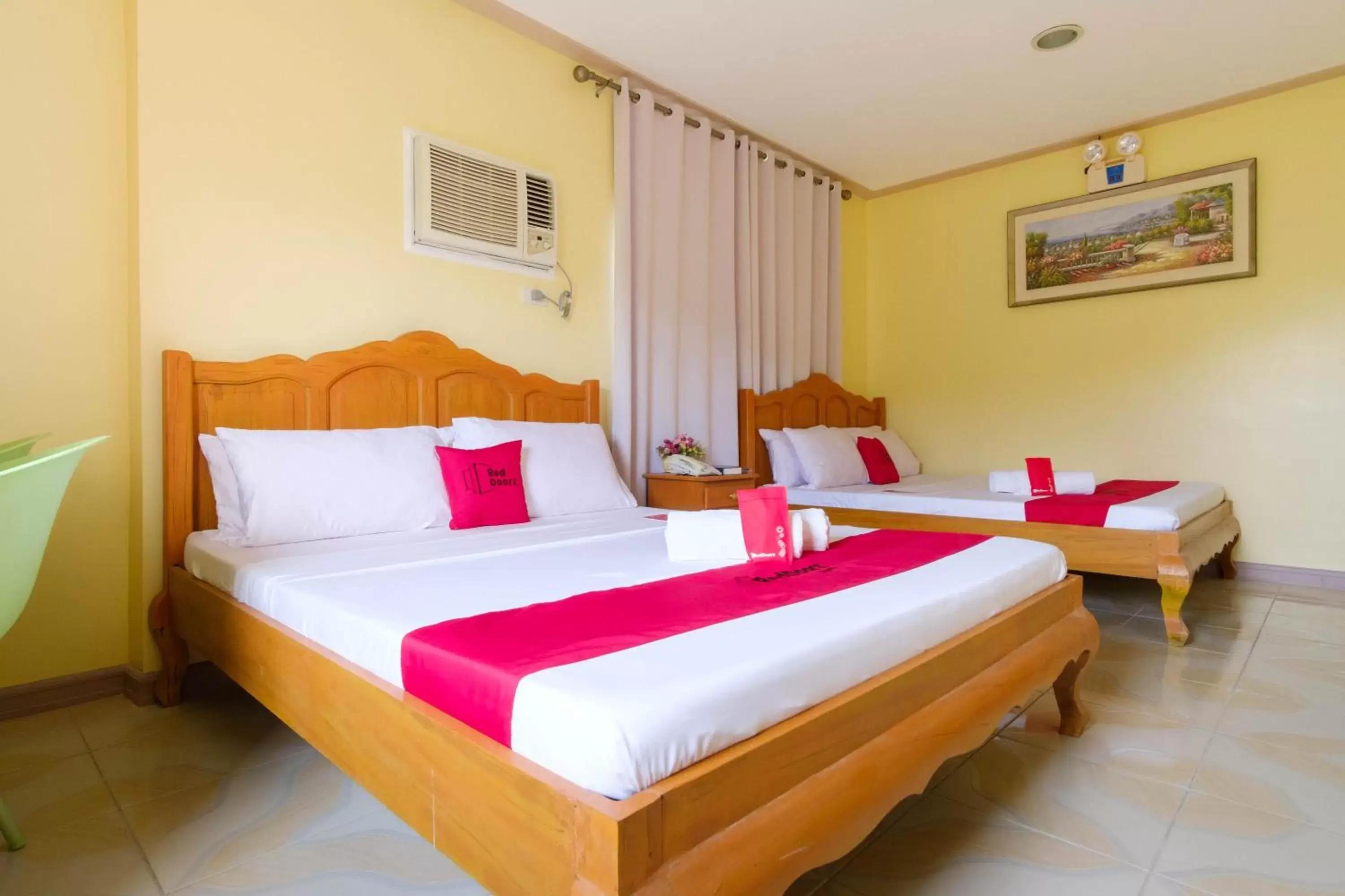 Family Room in RedDoorz Plus @ Manalo Extension Palawan Family Room in RedDoorz Plus @ Manalo Extension Palawan