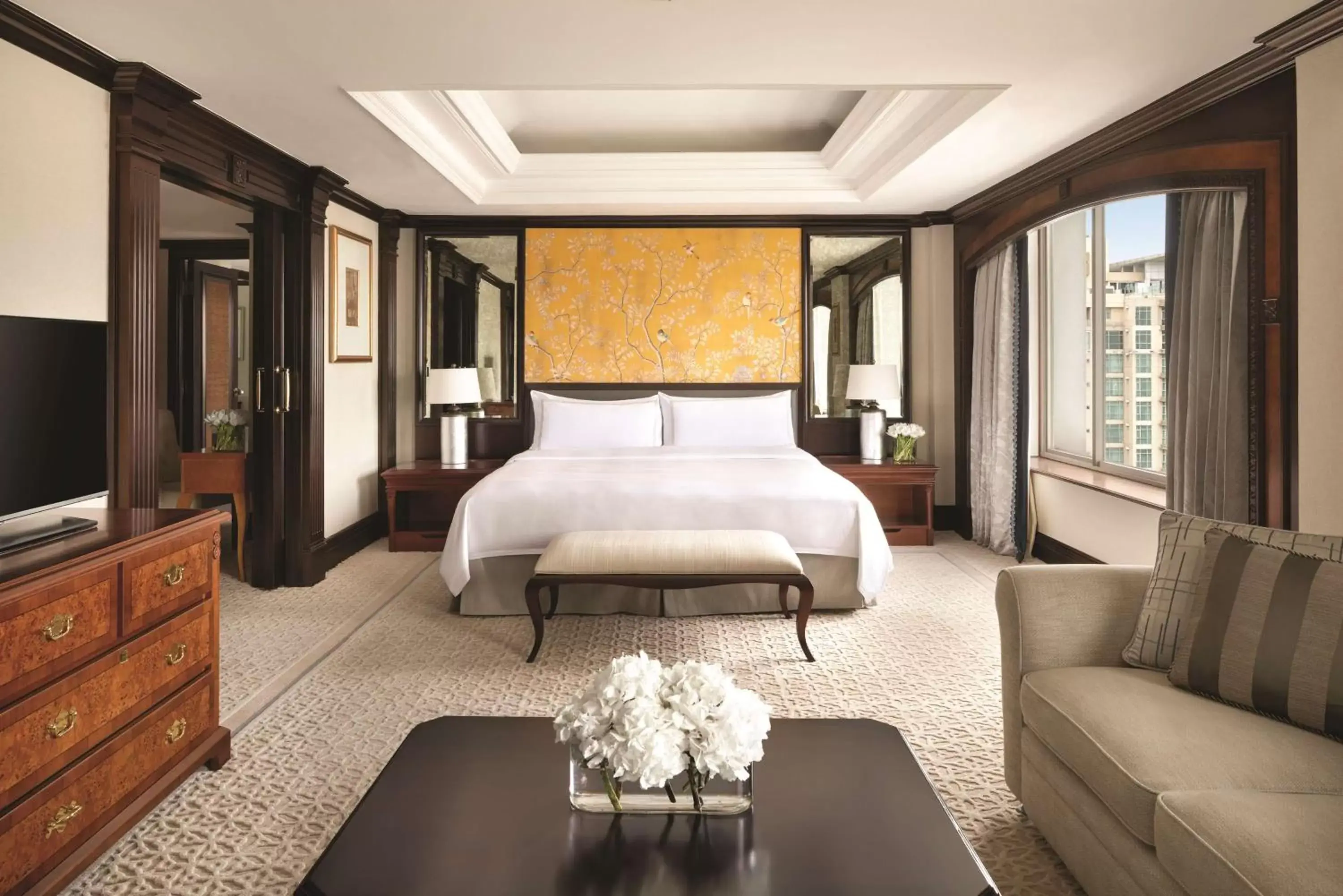 Photo of the whole room, Bed in Shangri-La Jakarta