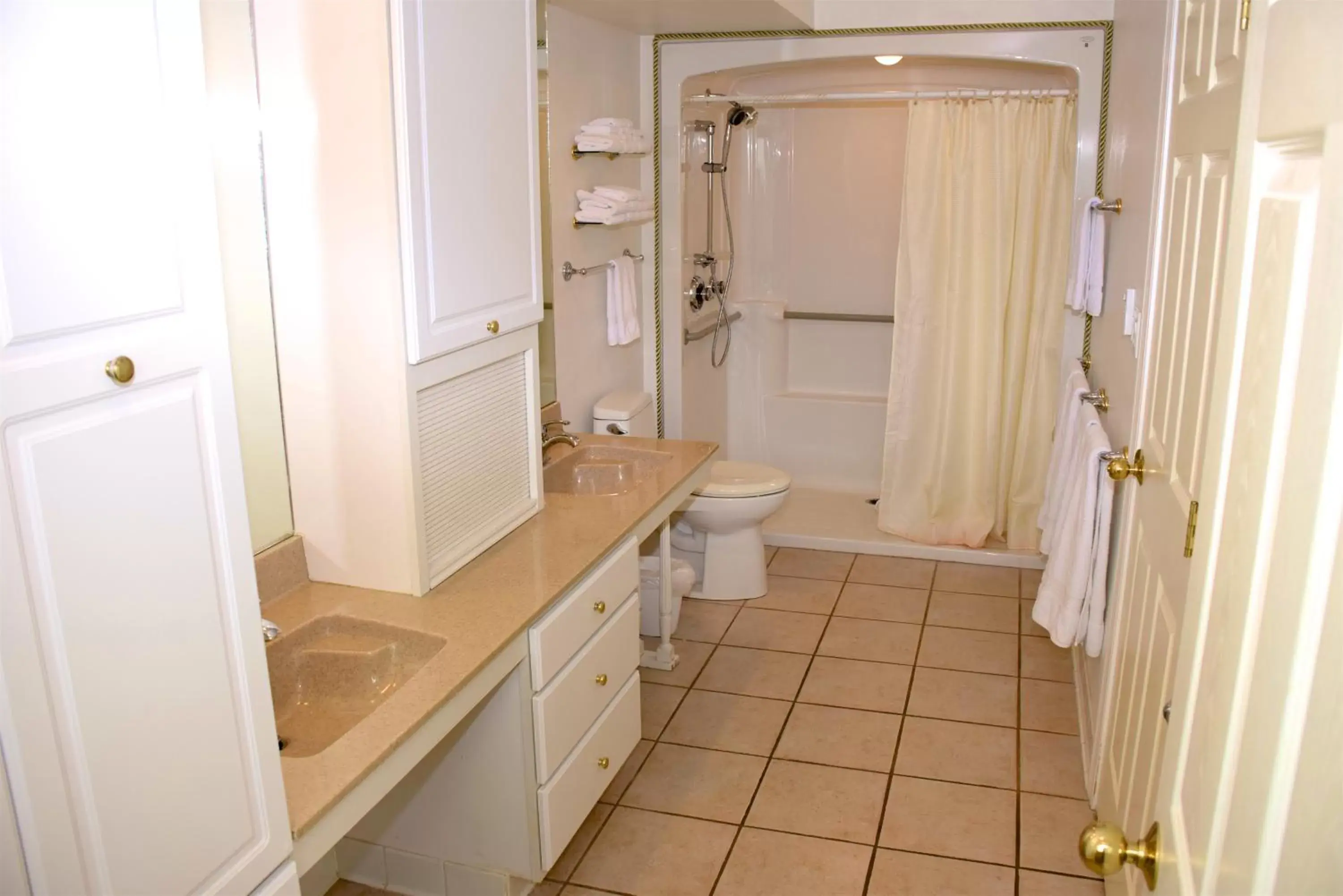 Bathroom in Longliner Lodge and Suites