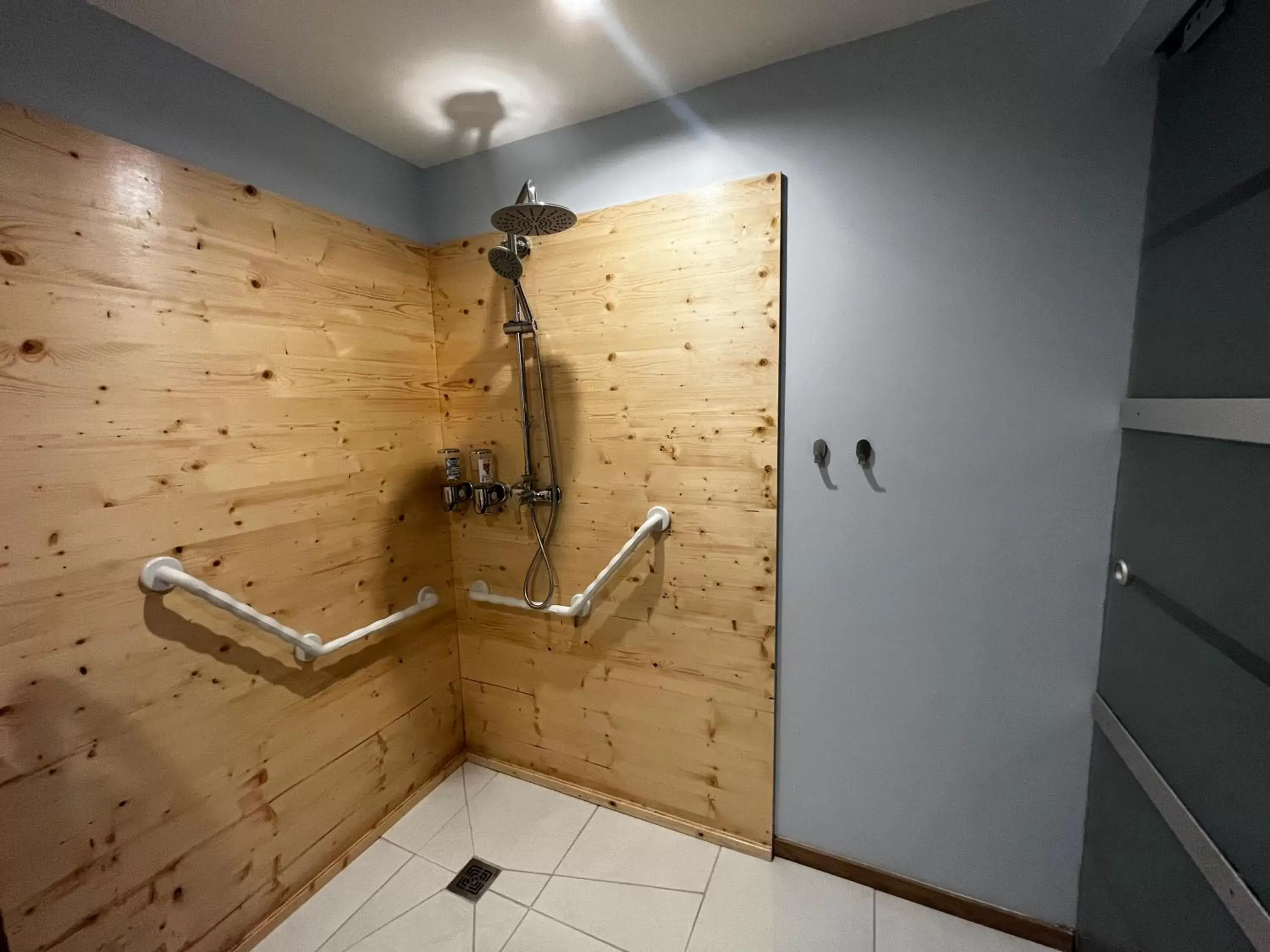 Shower, Bathroom in 9WAGRAM Hotel Boutique