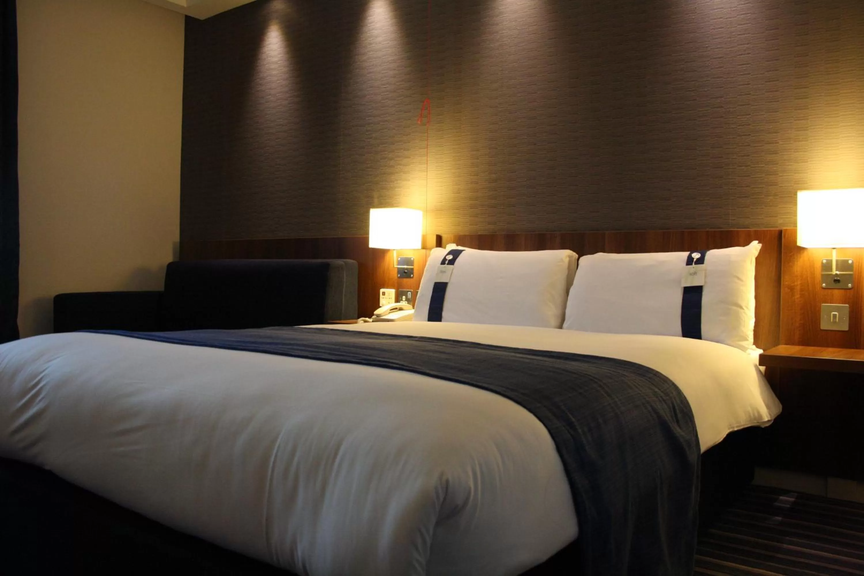 Bed in Holiday Inn Express London Stratford by IHG