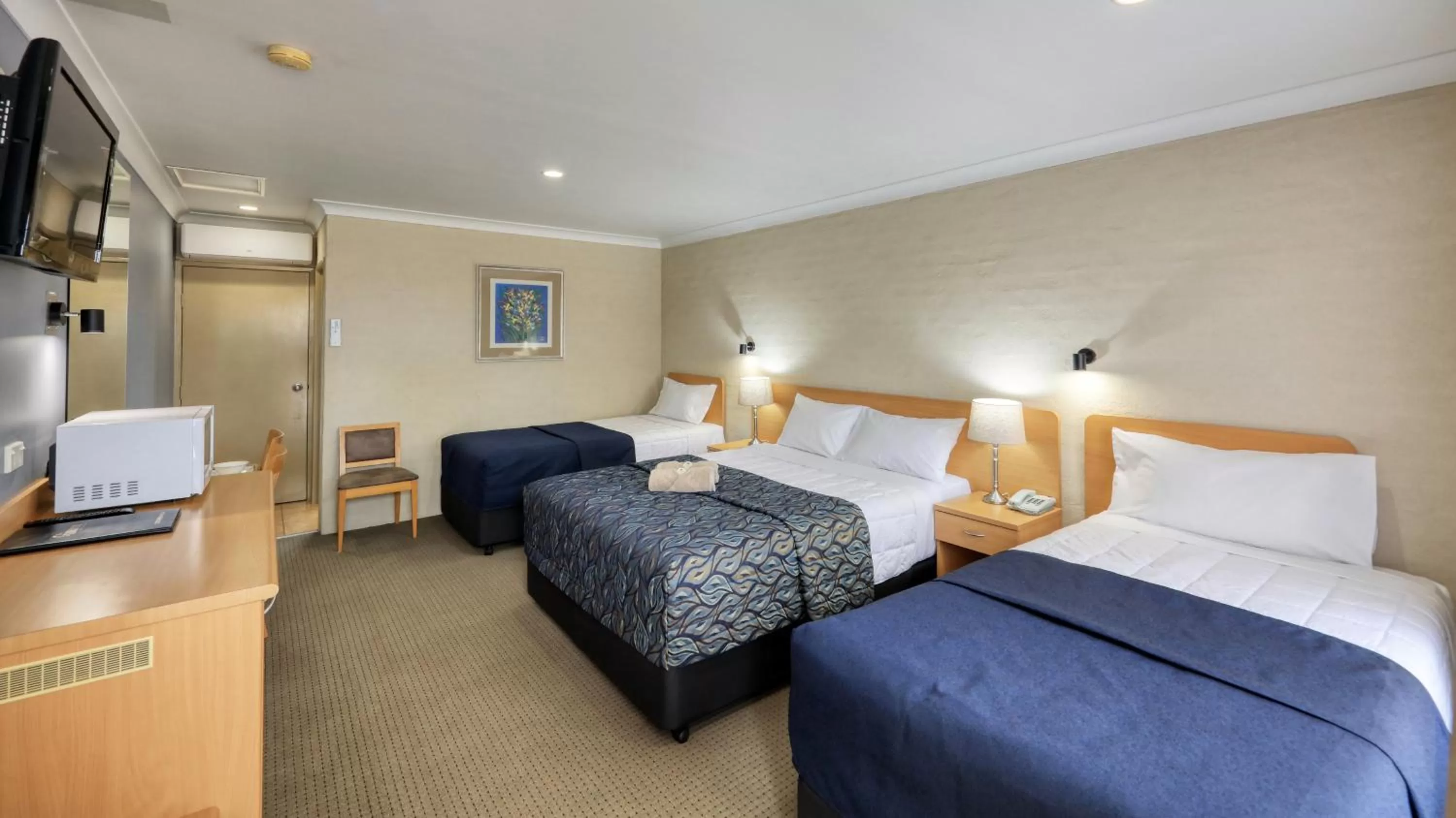 TV and multimedia, Bed in Edward Parry Motel and Apartments