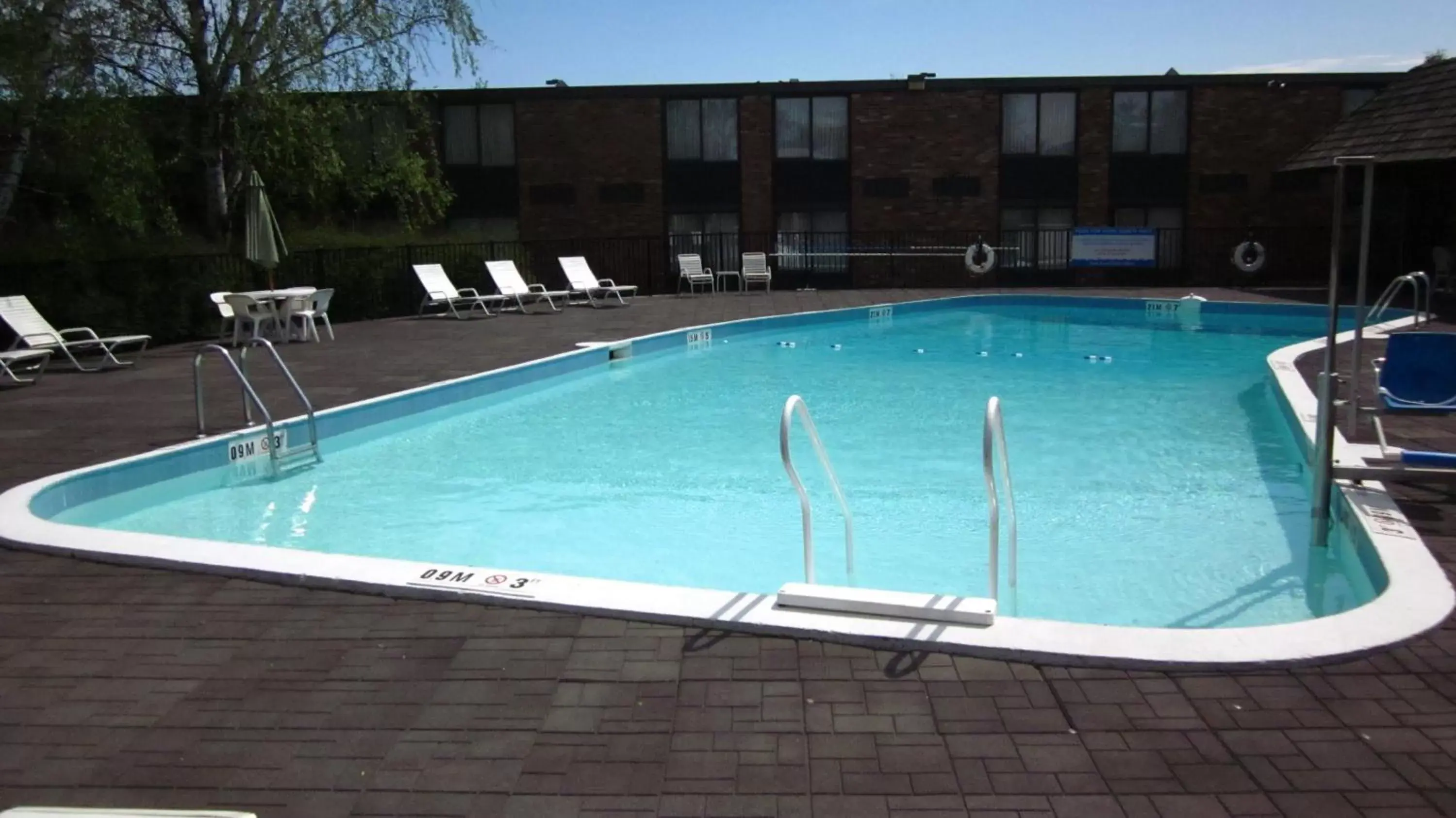 Pool view, Swimming Pool in Fireside Inn & Suites Portland