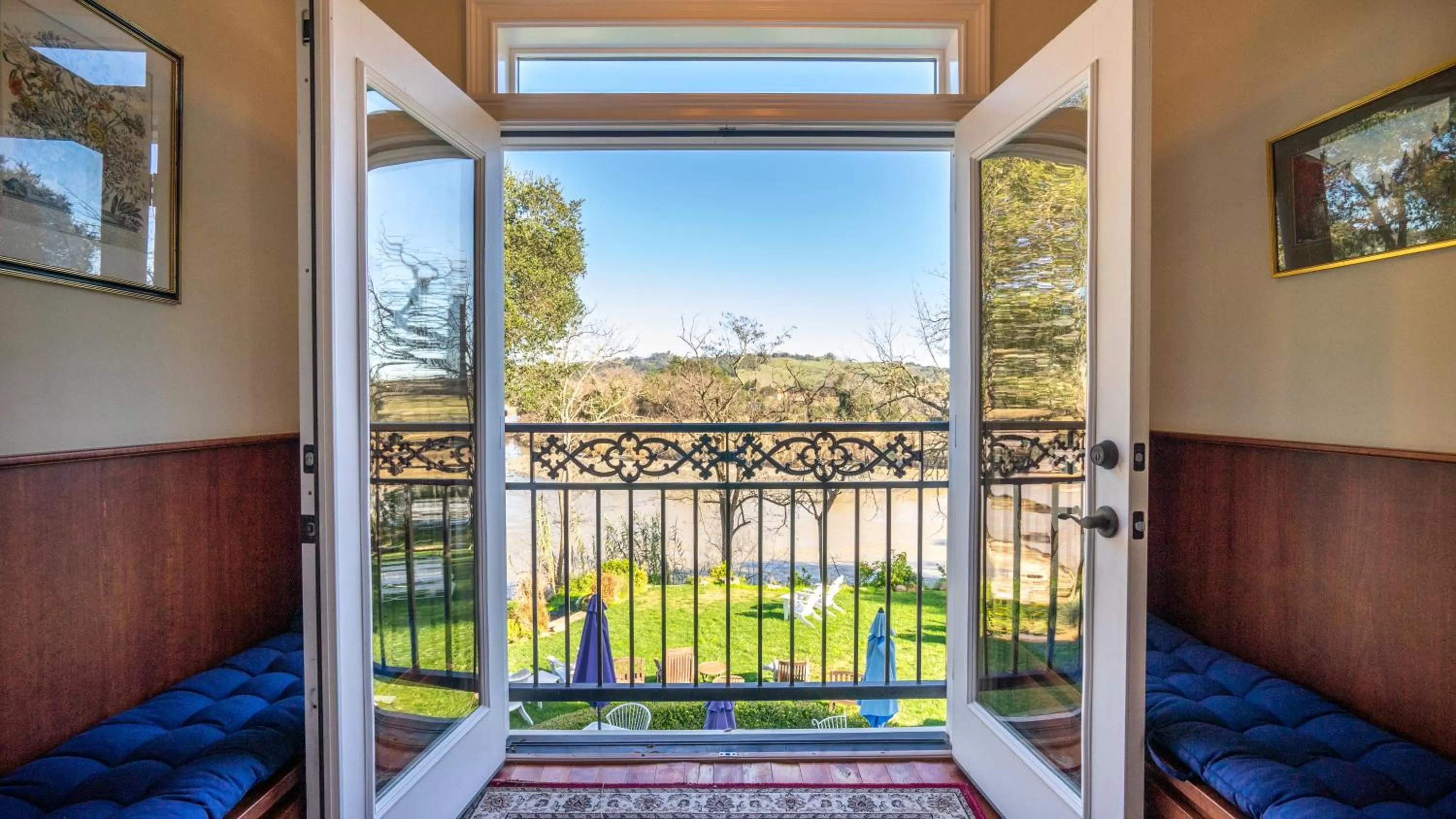 Patio in The River Belle Inn