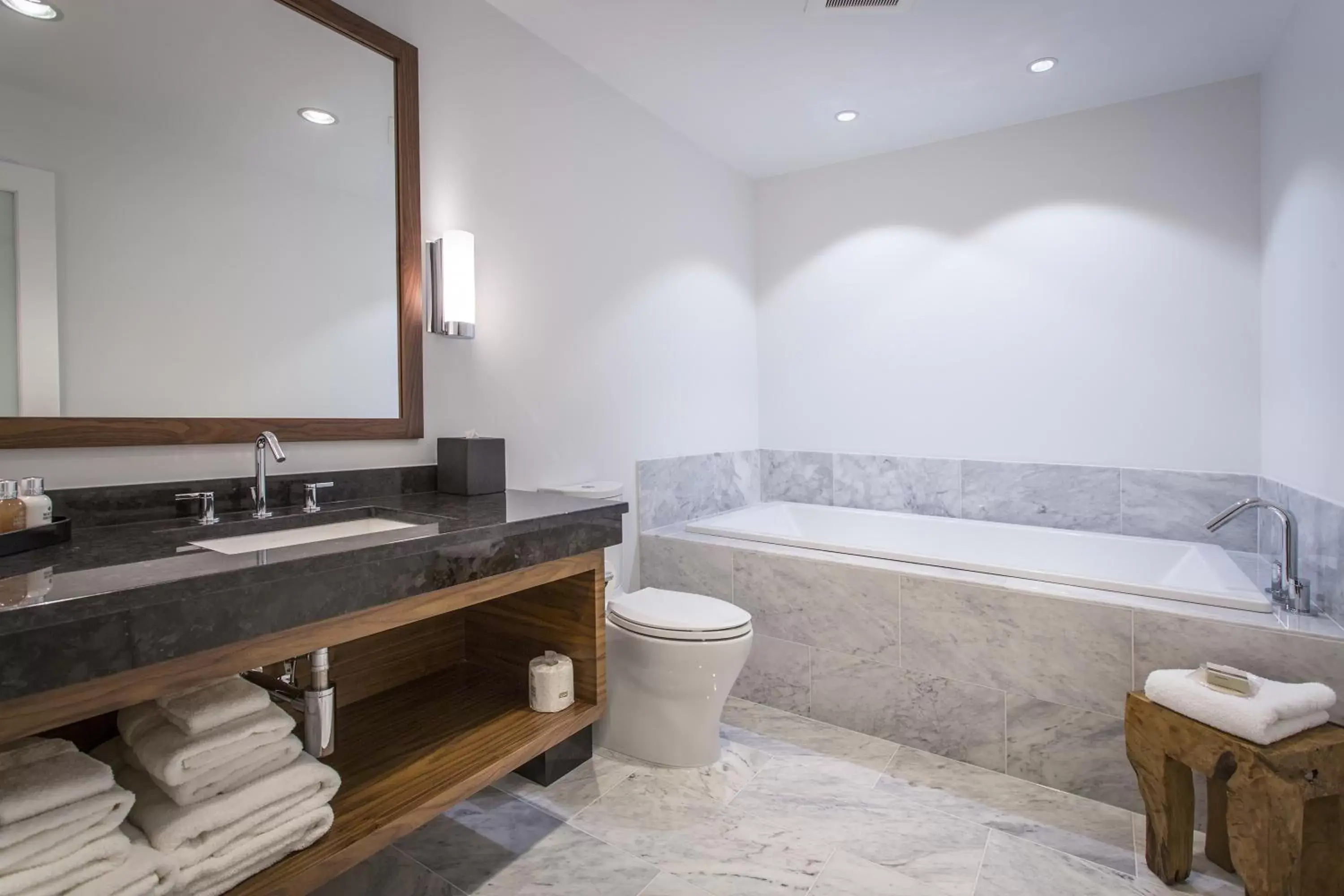 Toilet, Bathroom in Qualicum Beach Inn