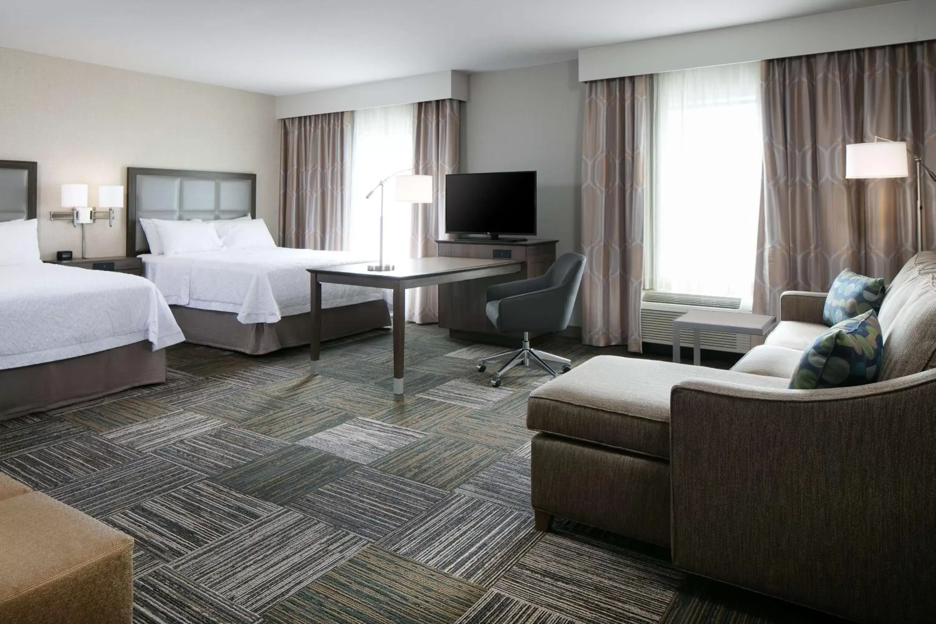 Bed, TV/Entertainment Center in Hampton Inn & Suites Mason City, IA