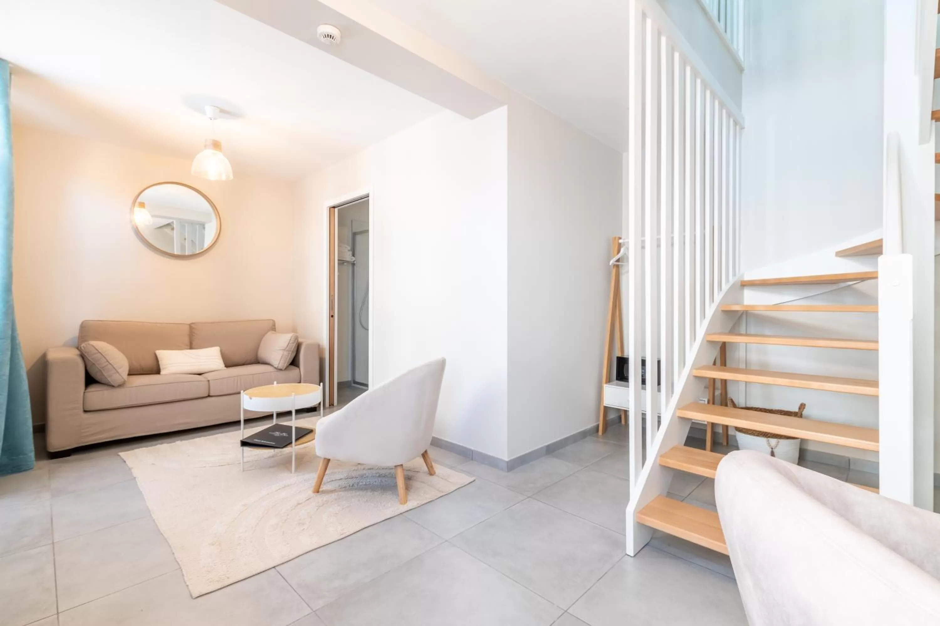 Night, Seating Area in Hôtel Échappée en Baie - Parking privé gratuit