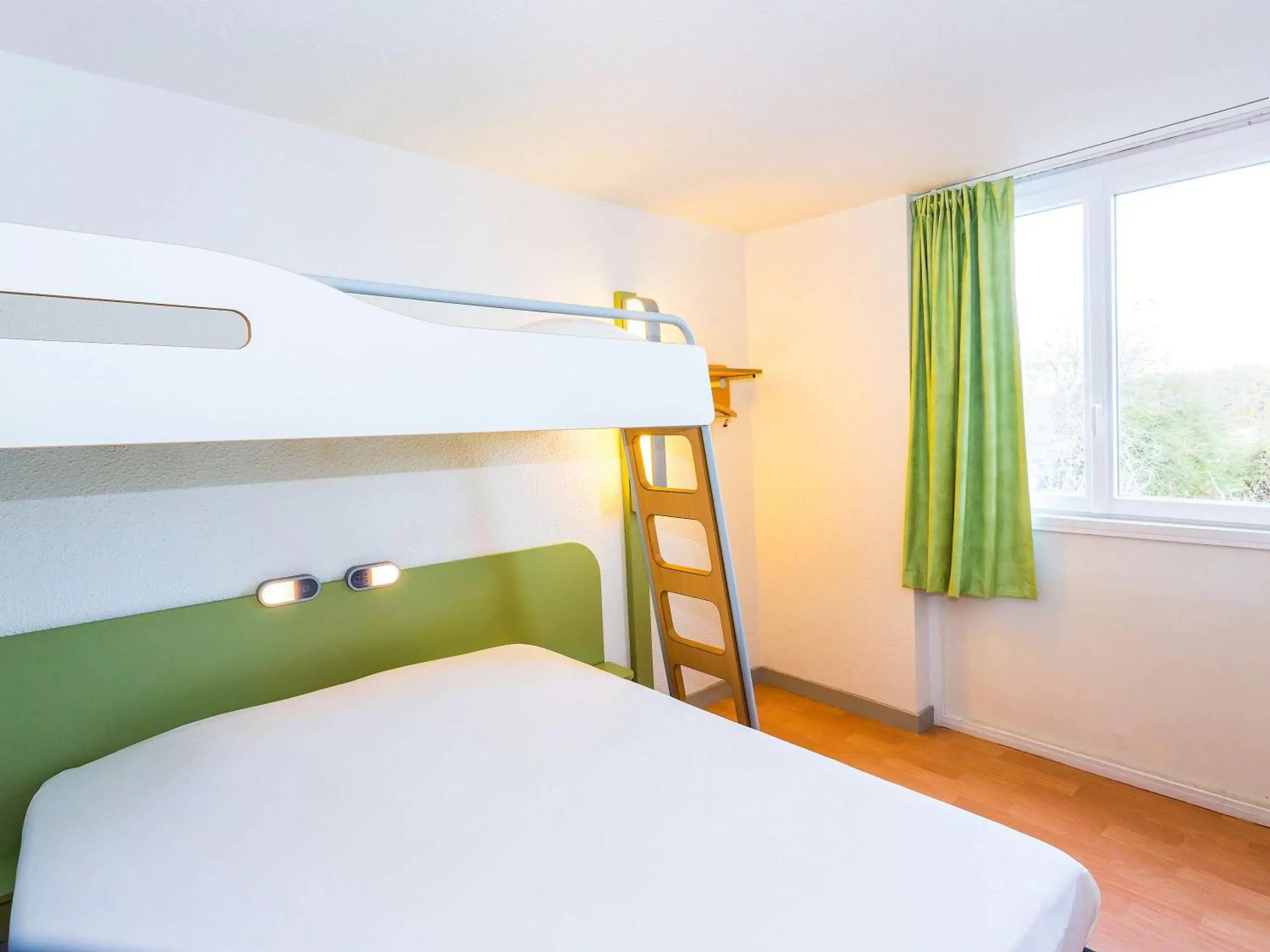 Photo of the whole room, Bunk Bed in ibis budget Lorient Hennebont