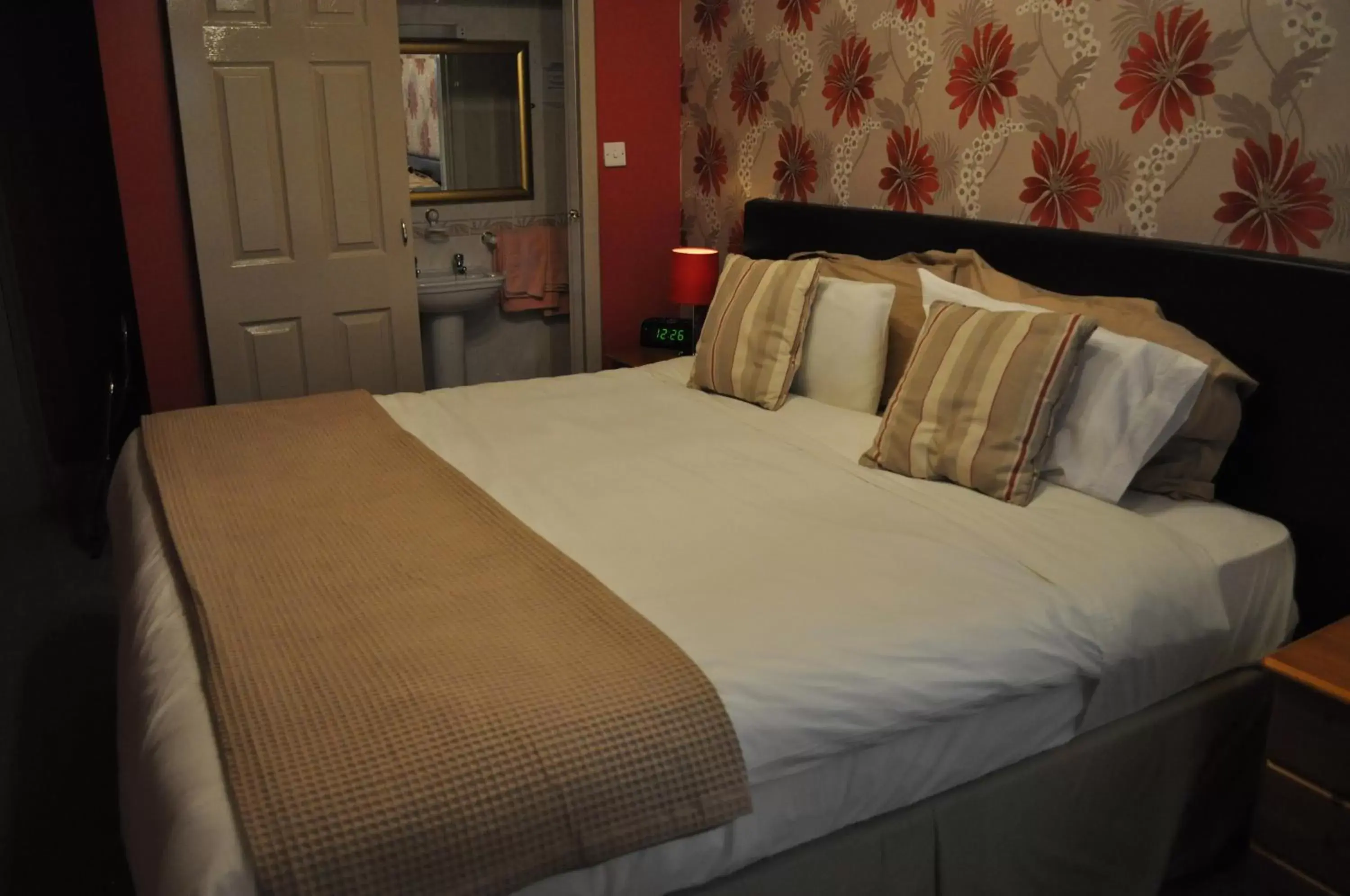 Bedroom, Bed in The Black Bull inn