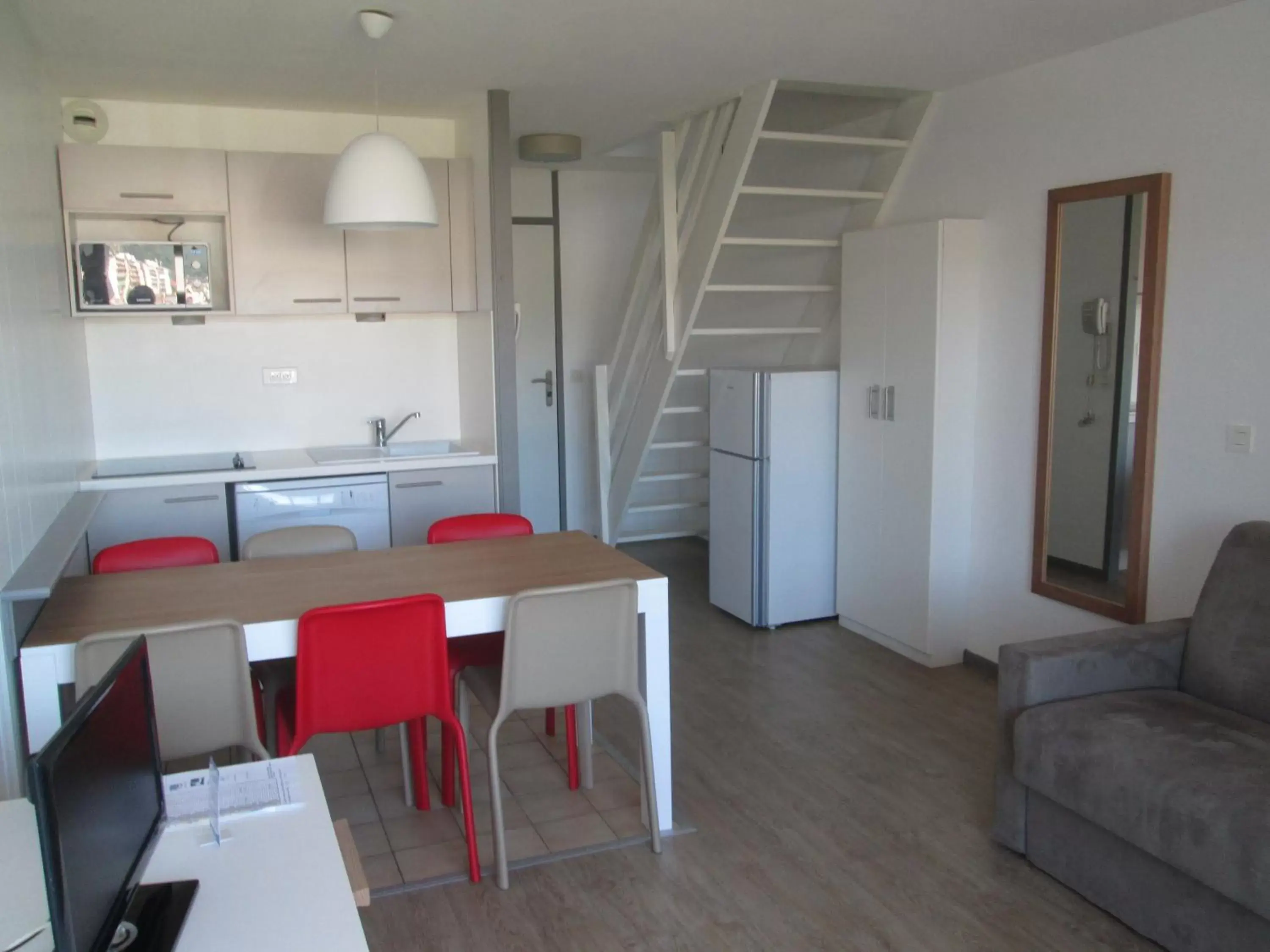 Kitchen or kitchenette, Dining Area in Résidence Mer & Golf Sokoburu