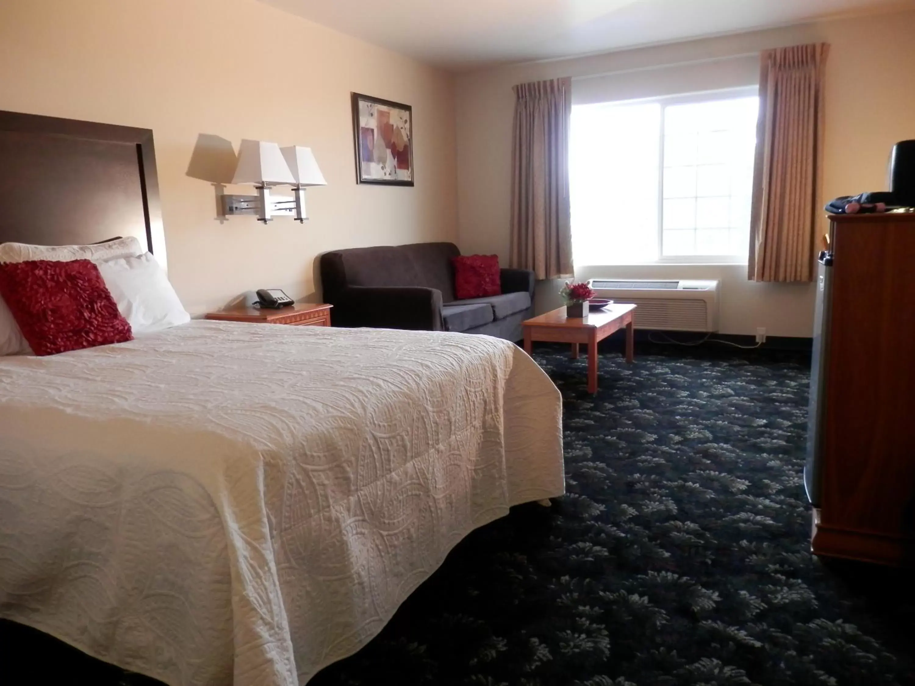Photo of the whole room, Bed in Grand View Inn & Suites