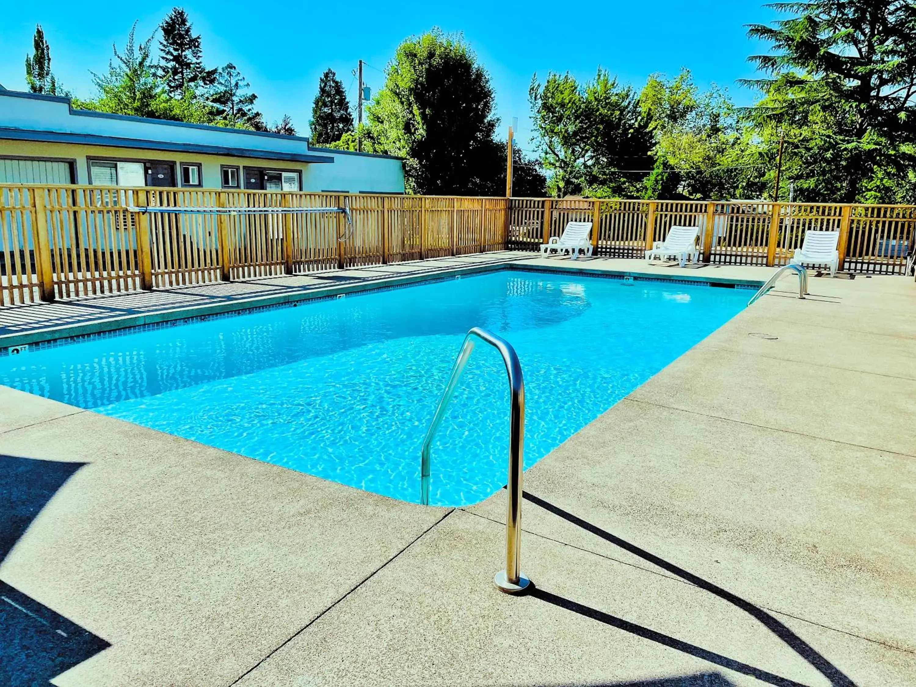 Swimming pool in Ashland Motel - University