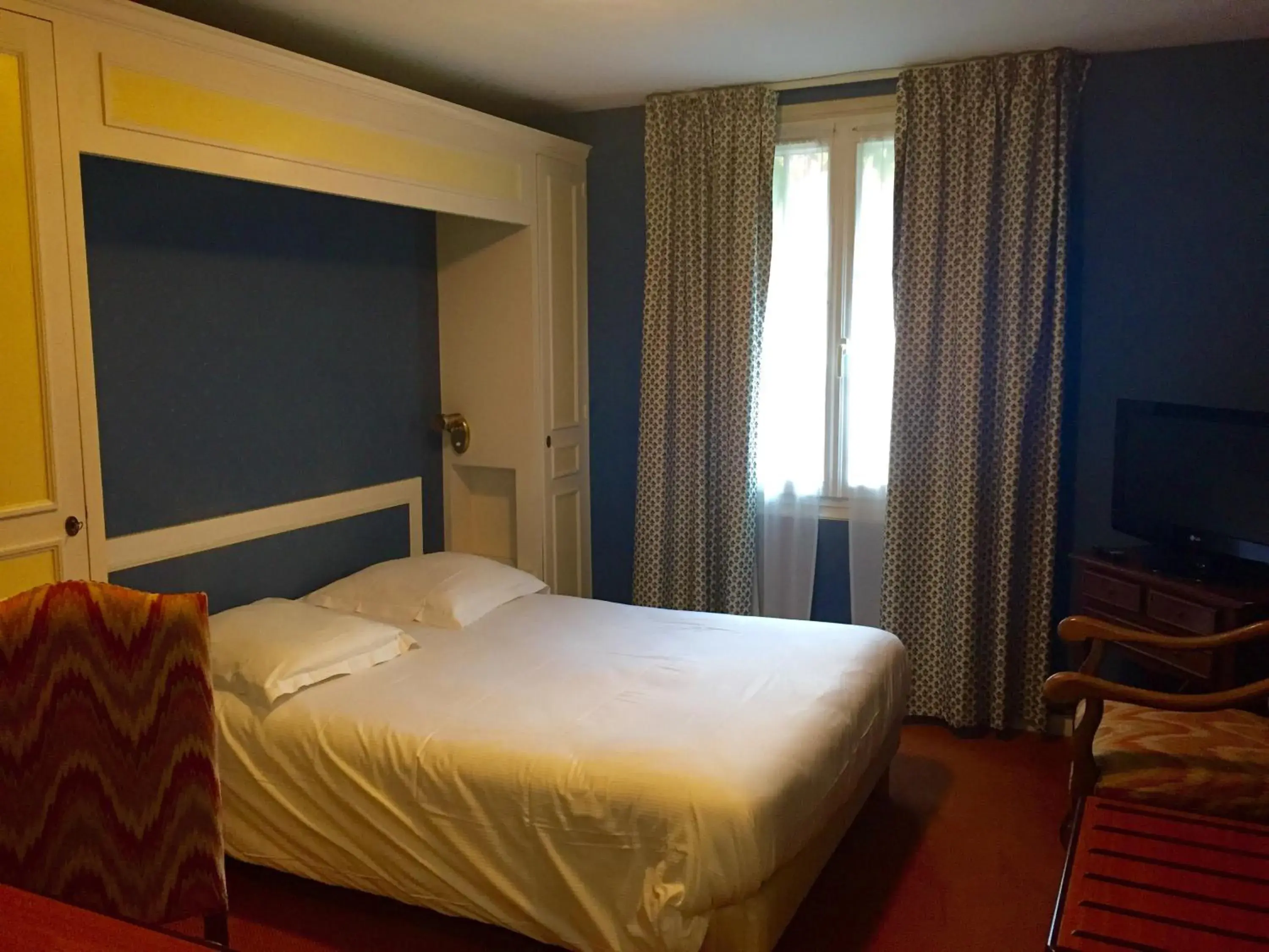Photo of the whole room, Bed in Hotel de Normandie