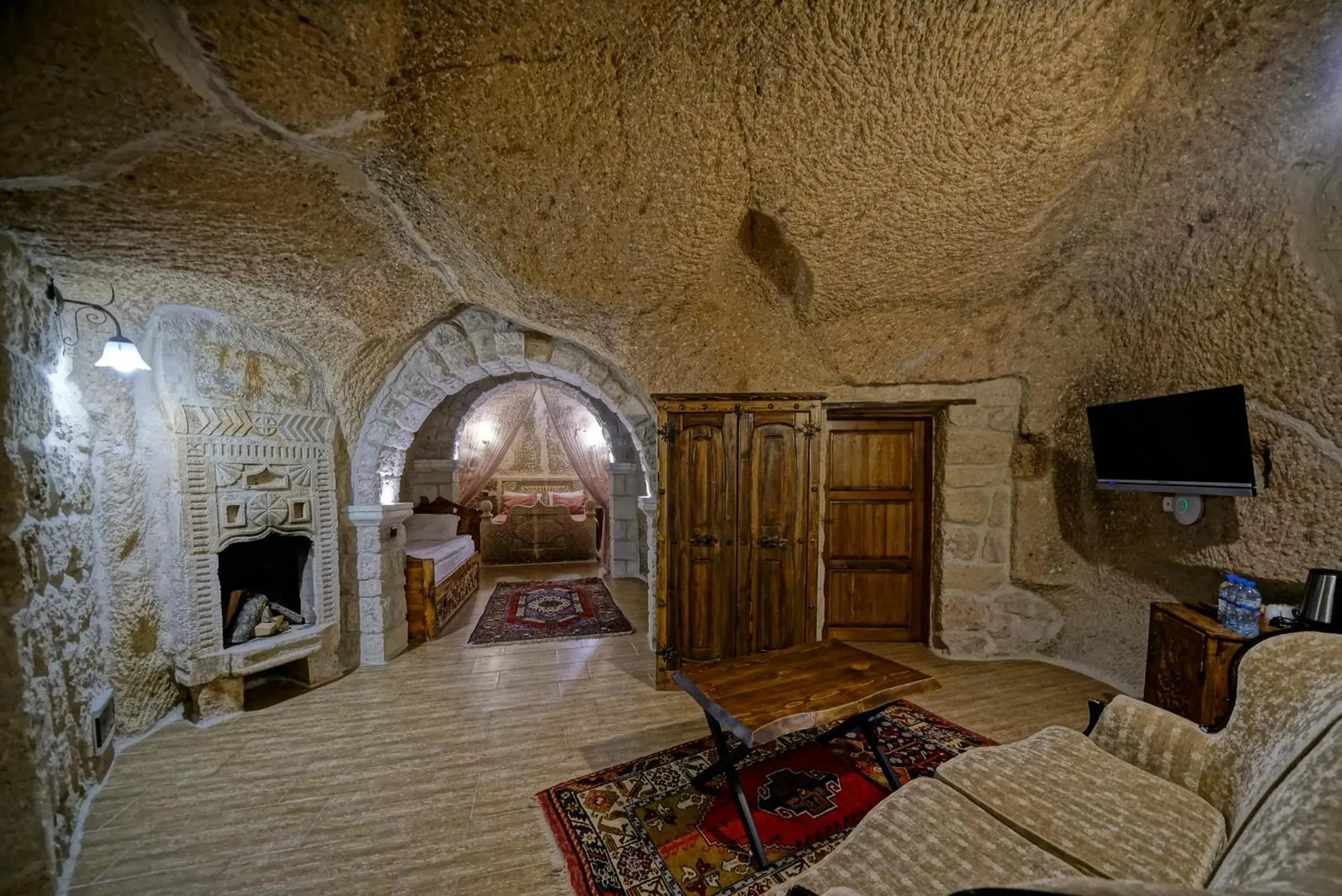 Bedroom, Seating Area in Holiday Cave Hotel