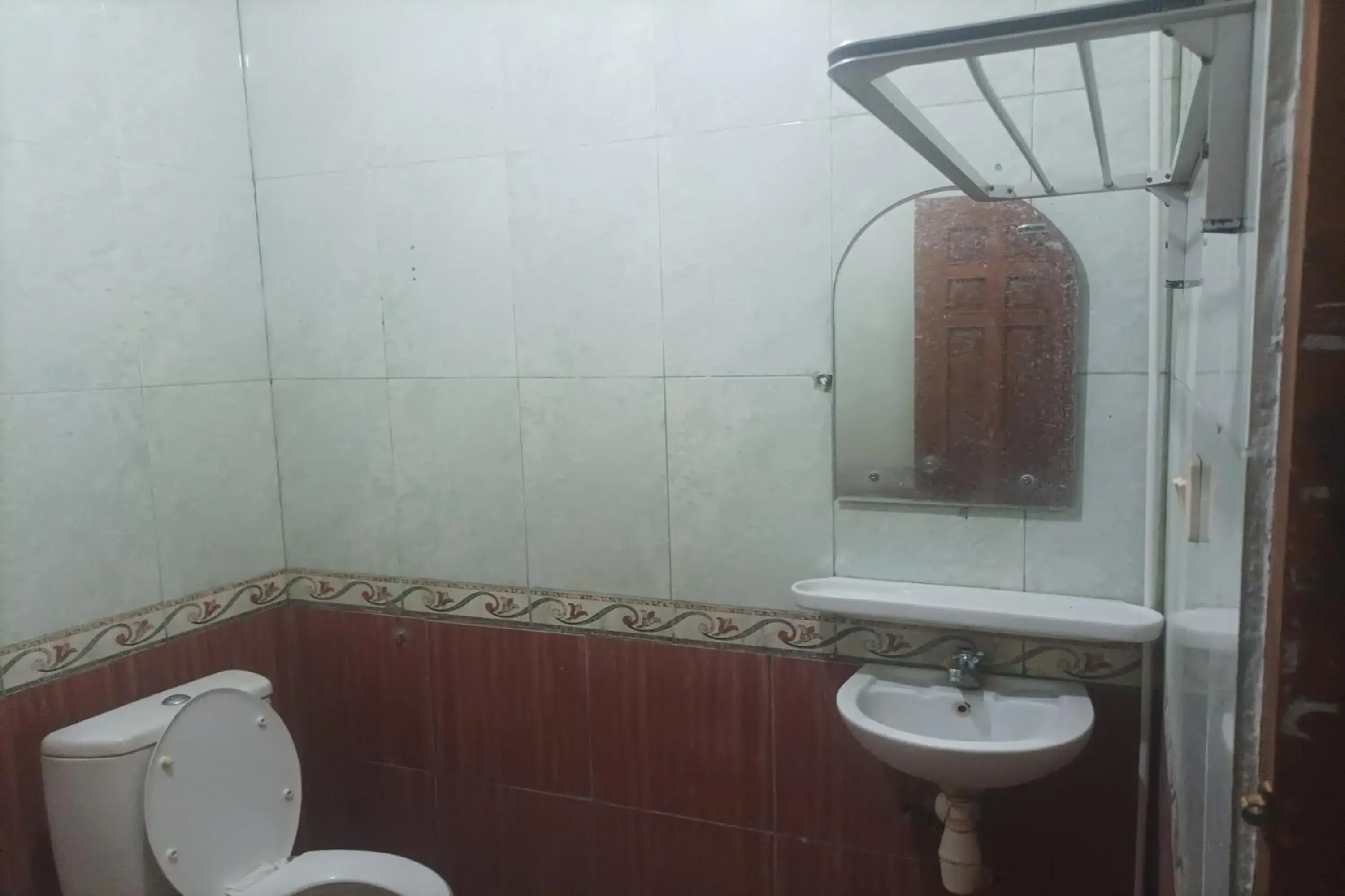 Bathroom in RedDoorz Plus near Alun Alun Kejaksan Cirebon