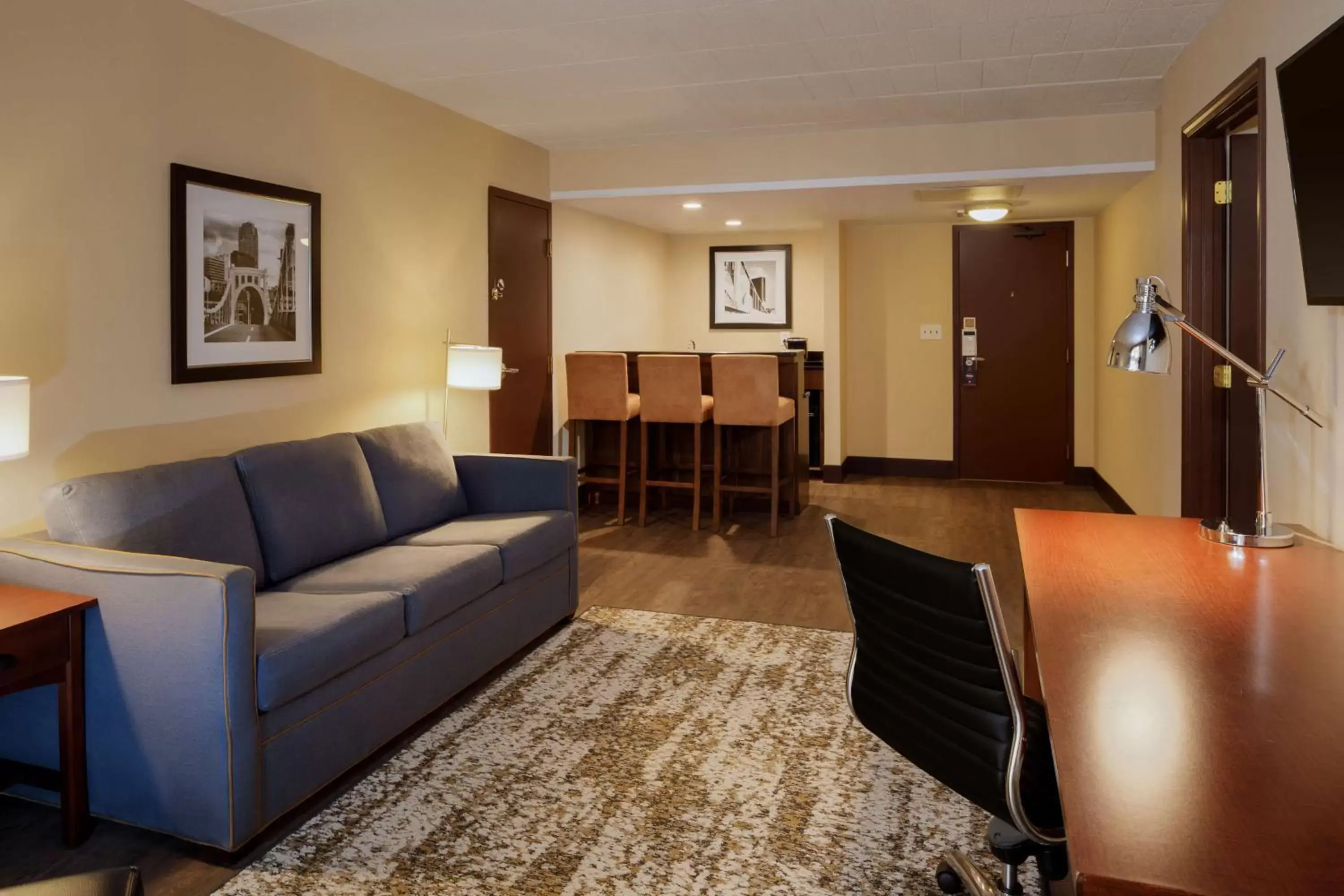 Bedroom, Seating Area in DoubleTree by Hilton Pittsburgh - Cranberry