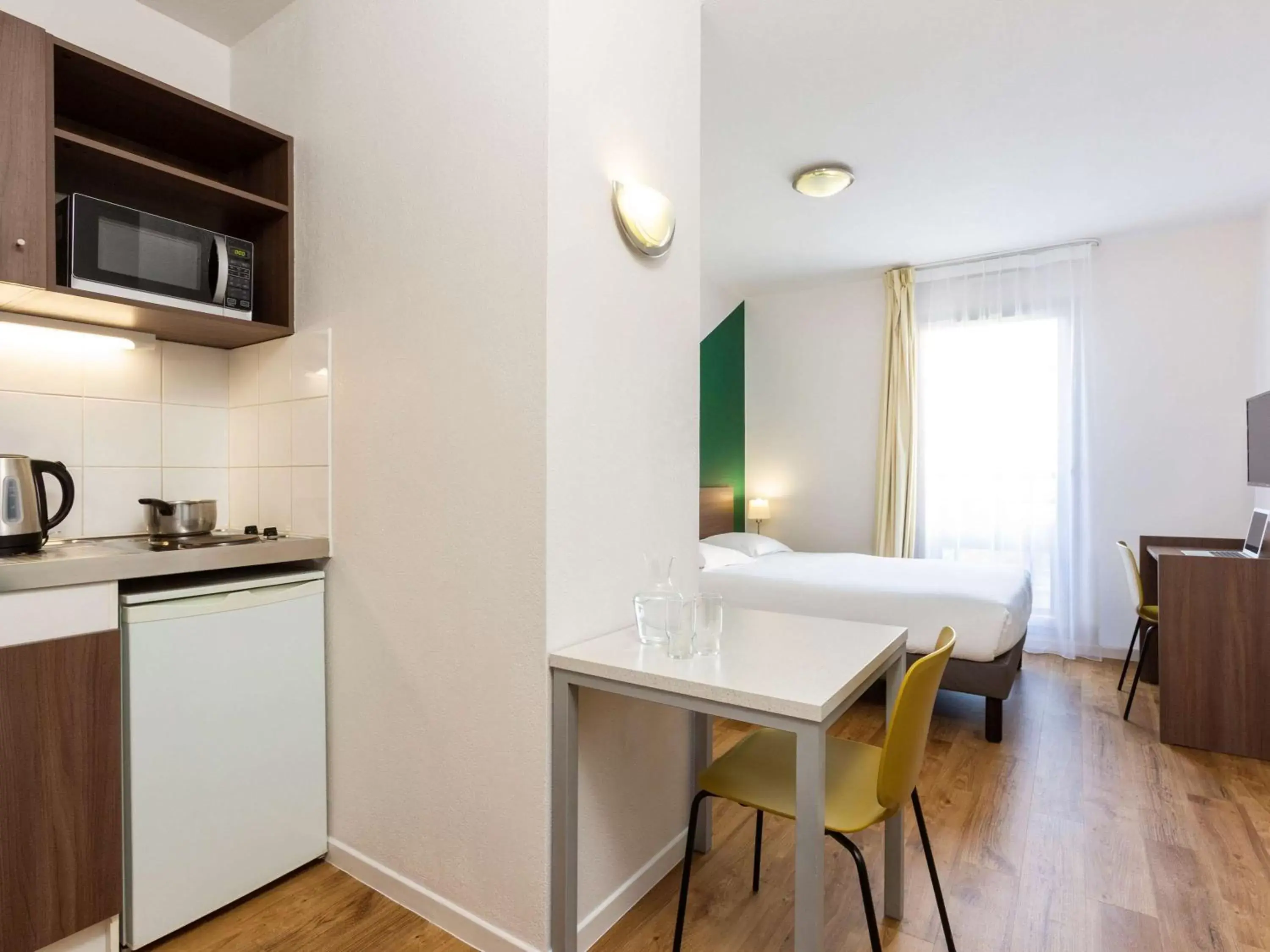 Photo of the whole room, Kitchen/Kitchenette in Aparthotel Adagio Access Carrières Sous Poissy