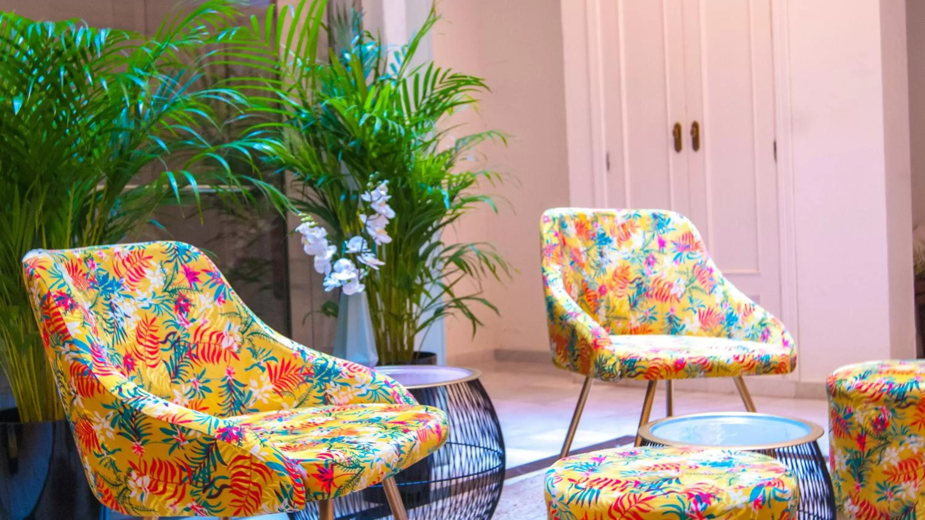 Lobby or reception, Seating Area in Sweet Sevilla Suites