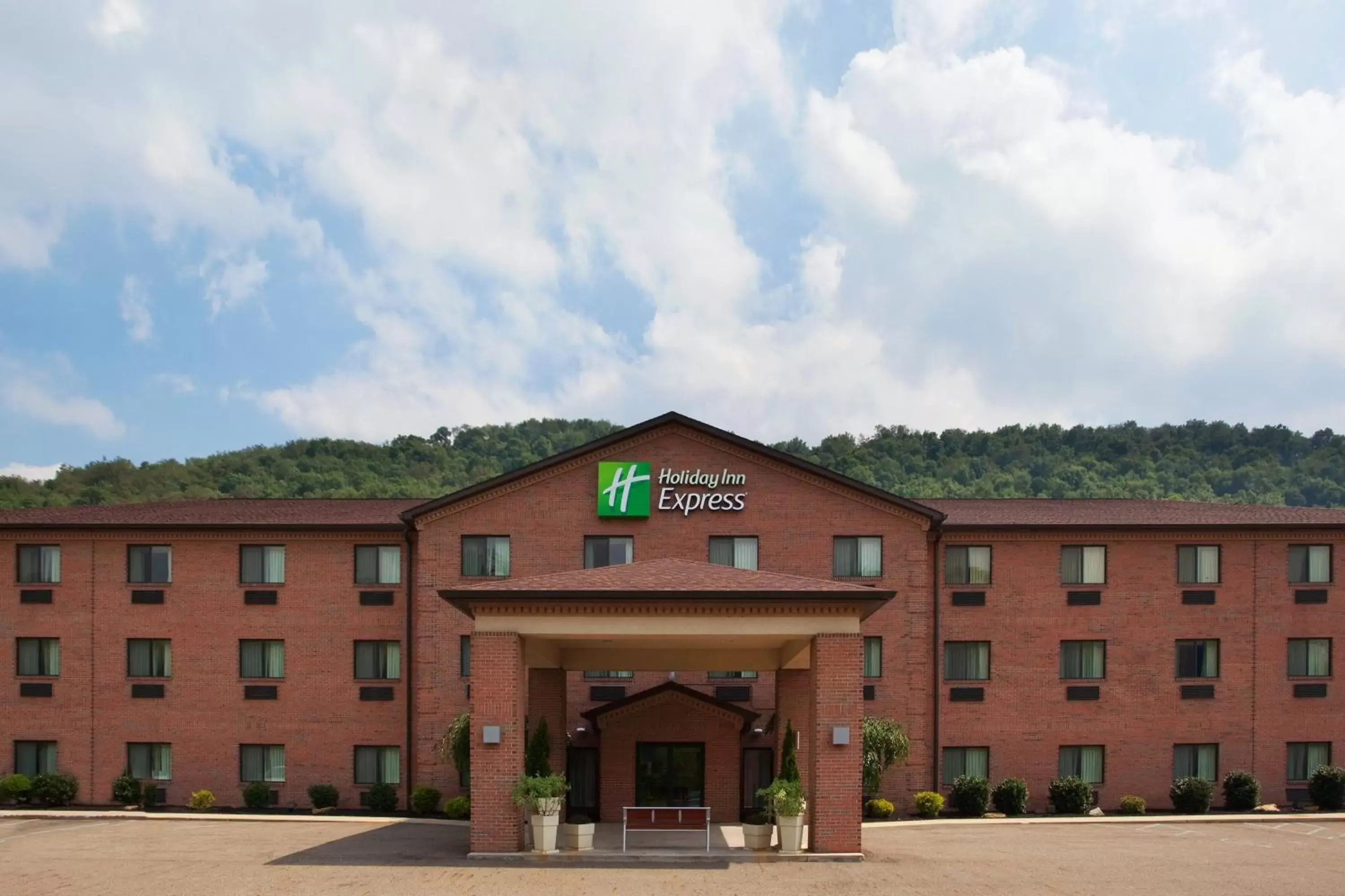 Property Building in Holiday Inn Express - Newell-Chester WV, an IHG Hotel