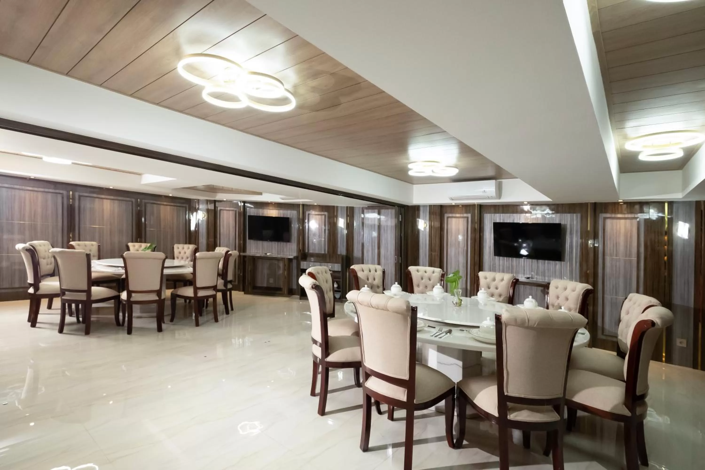 Restaurant/places to eat in Dream of Aventus Hotel Kuta