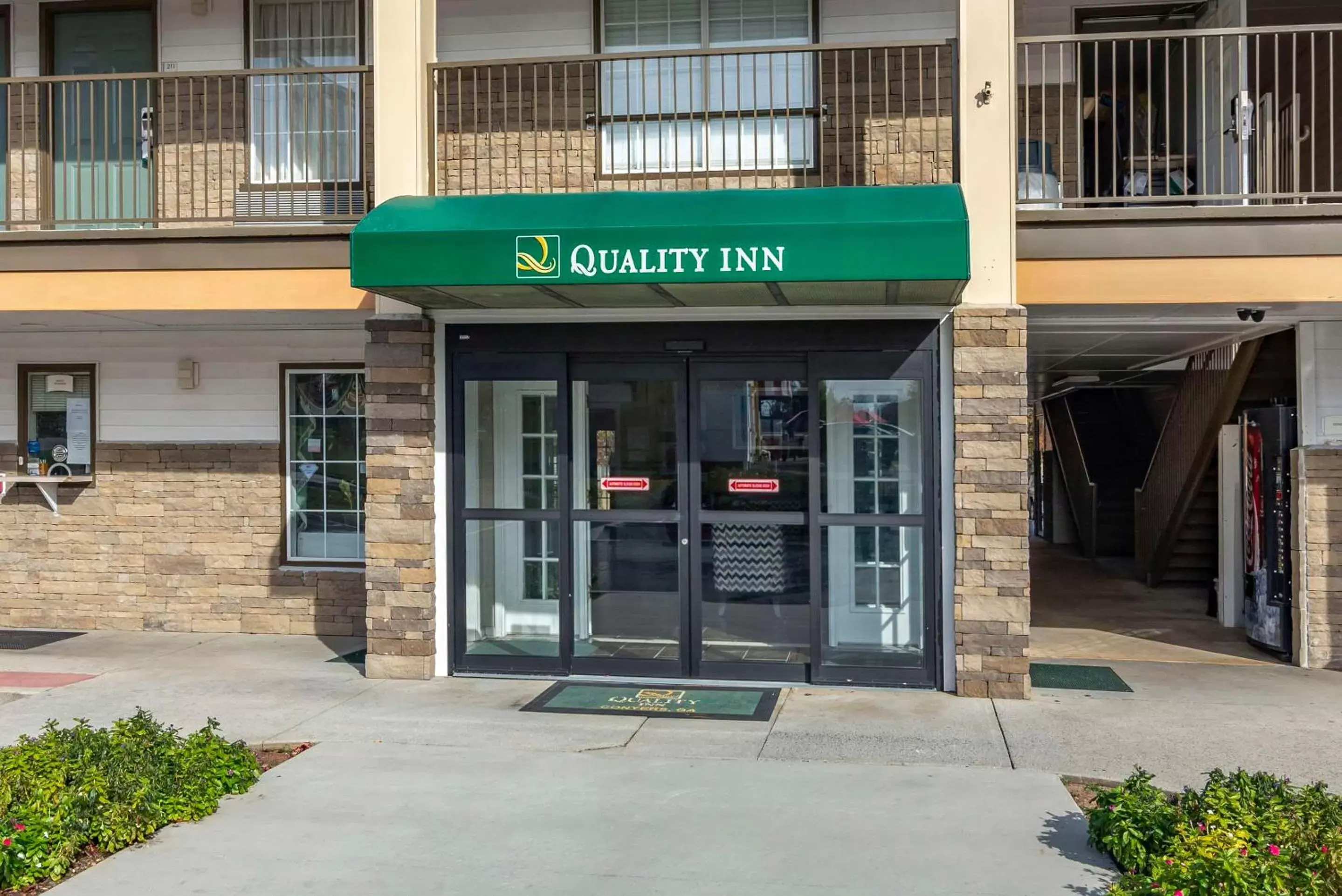 Property building in Quality Inn Conyers I-20 Property building in Quality Inn Conyers I-20