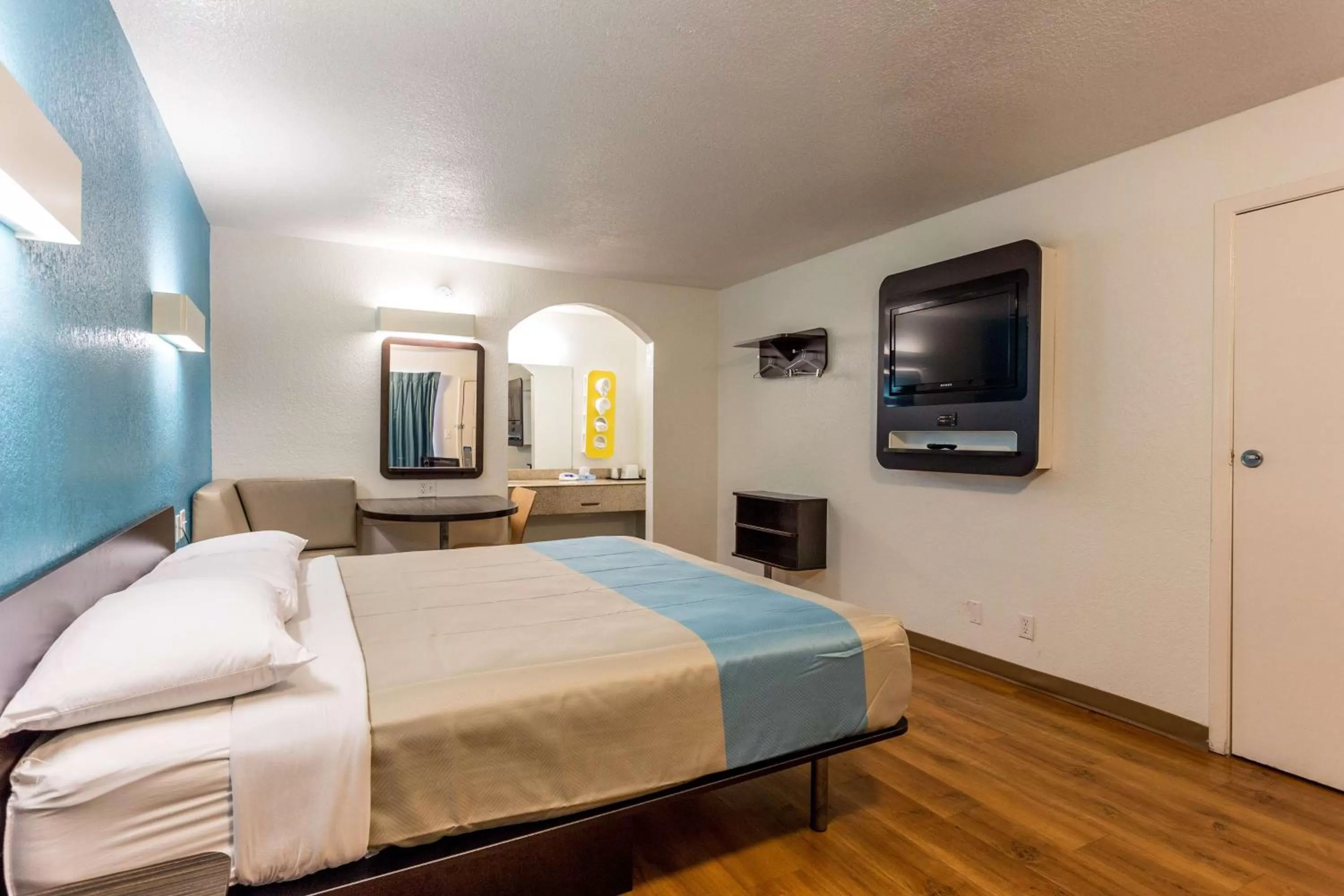 Photo of the whole room, Bed in Motel 6-Bryan, TX - College Station