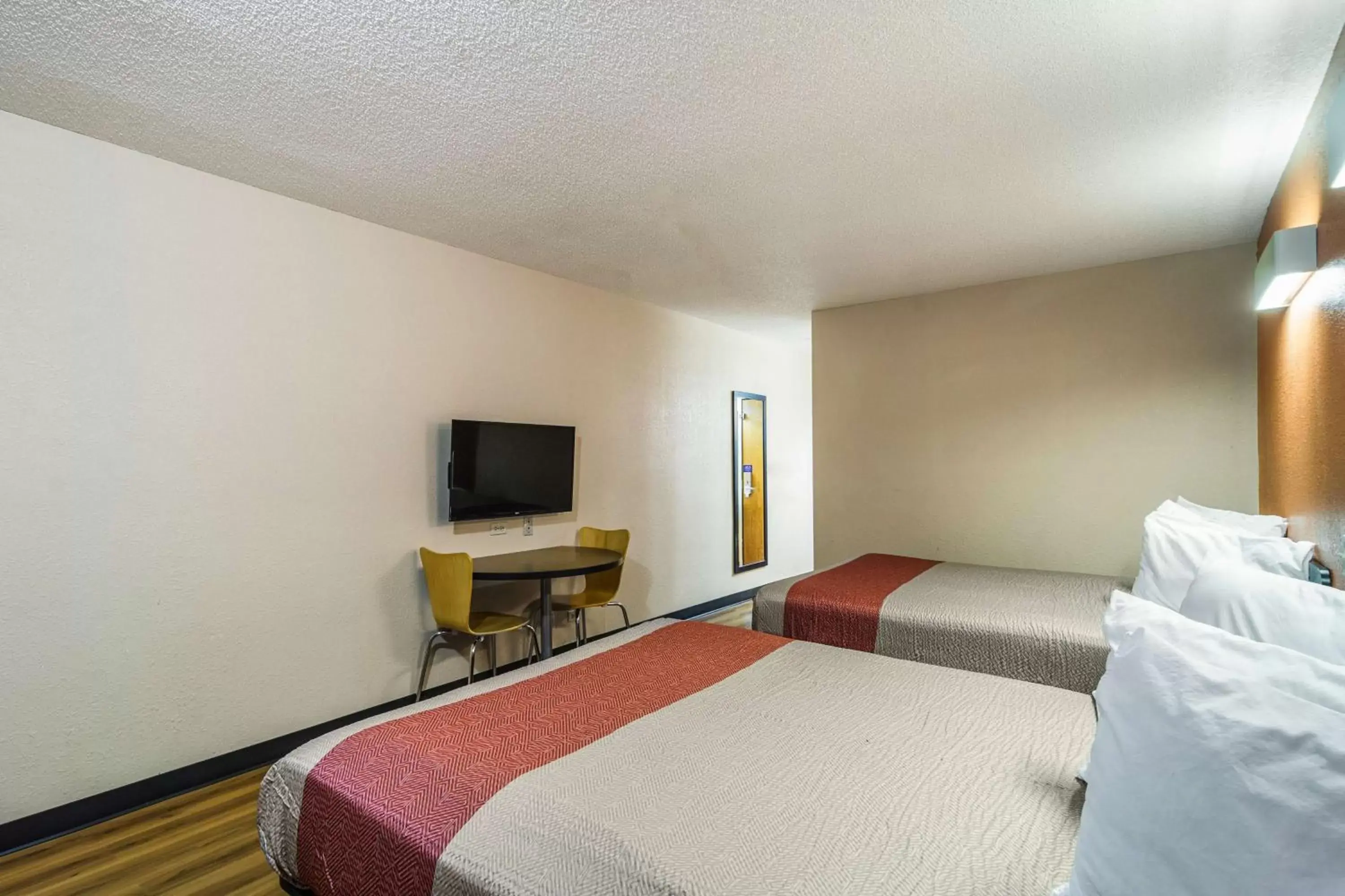 TV and multimedia, Bed in Motel 6-Libertyville, IL