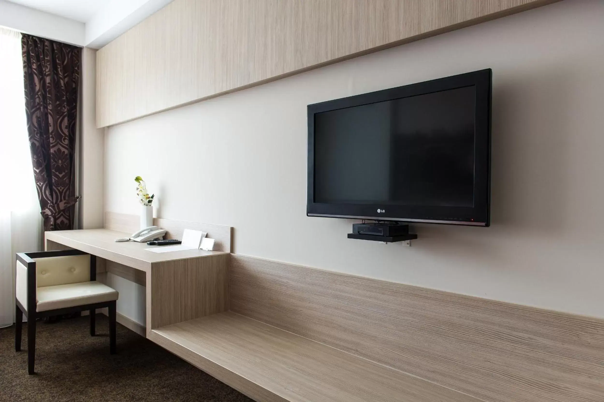 TV and multimedia, TV/Entertainment Center in City Hotel Mostar