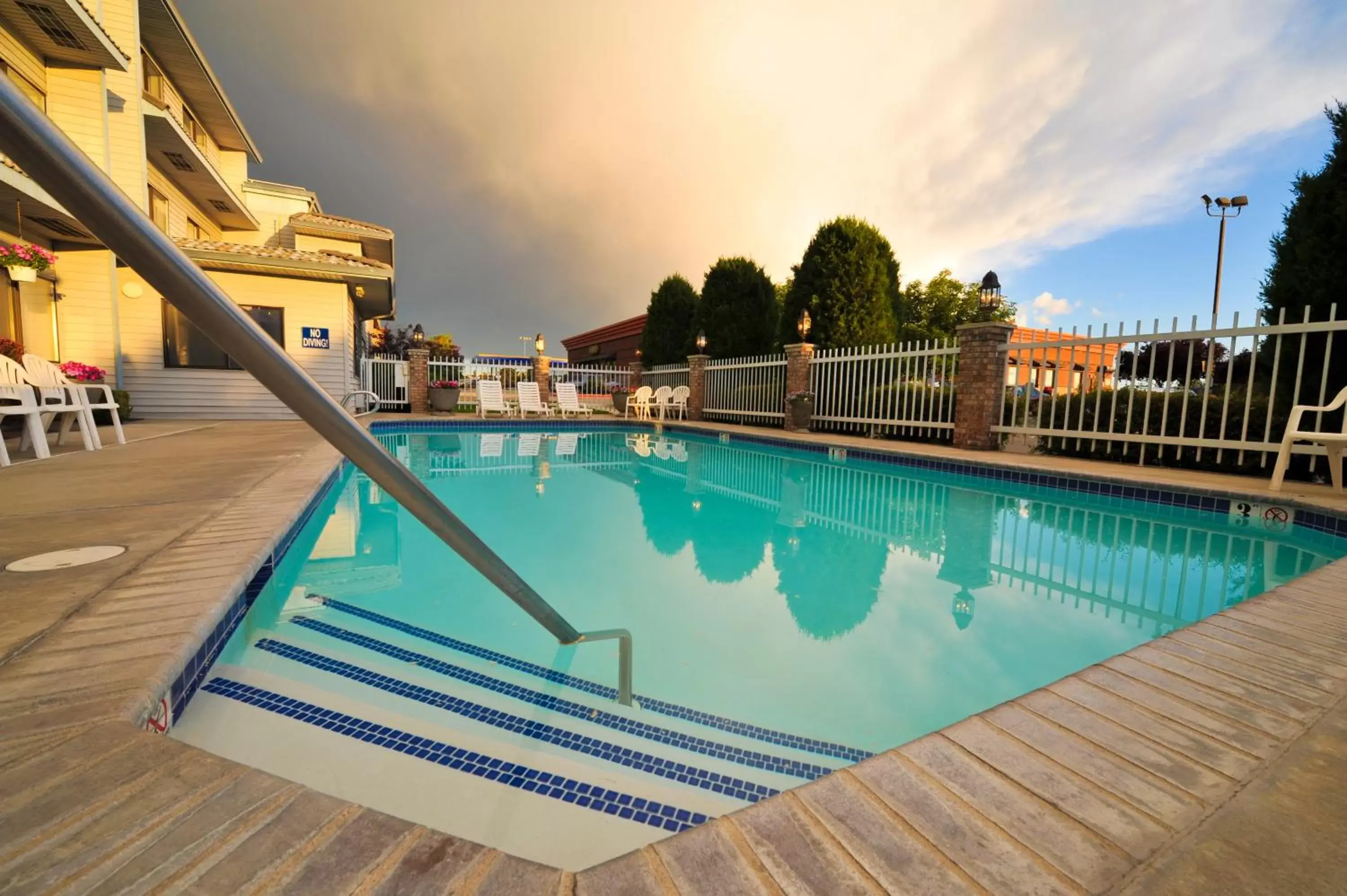 Swimming Pool in Hotel 28 Boise Airport, Ascend Hotel Collection