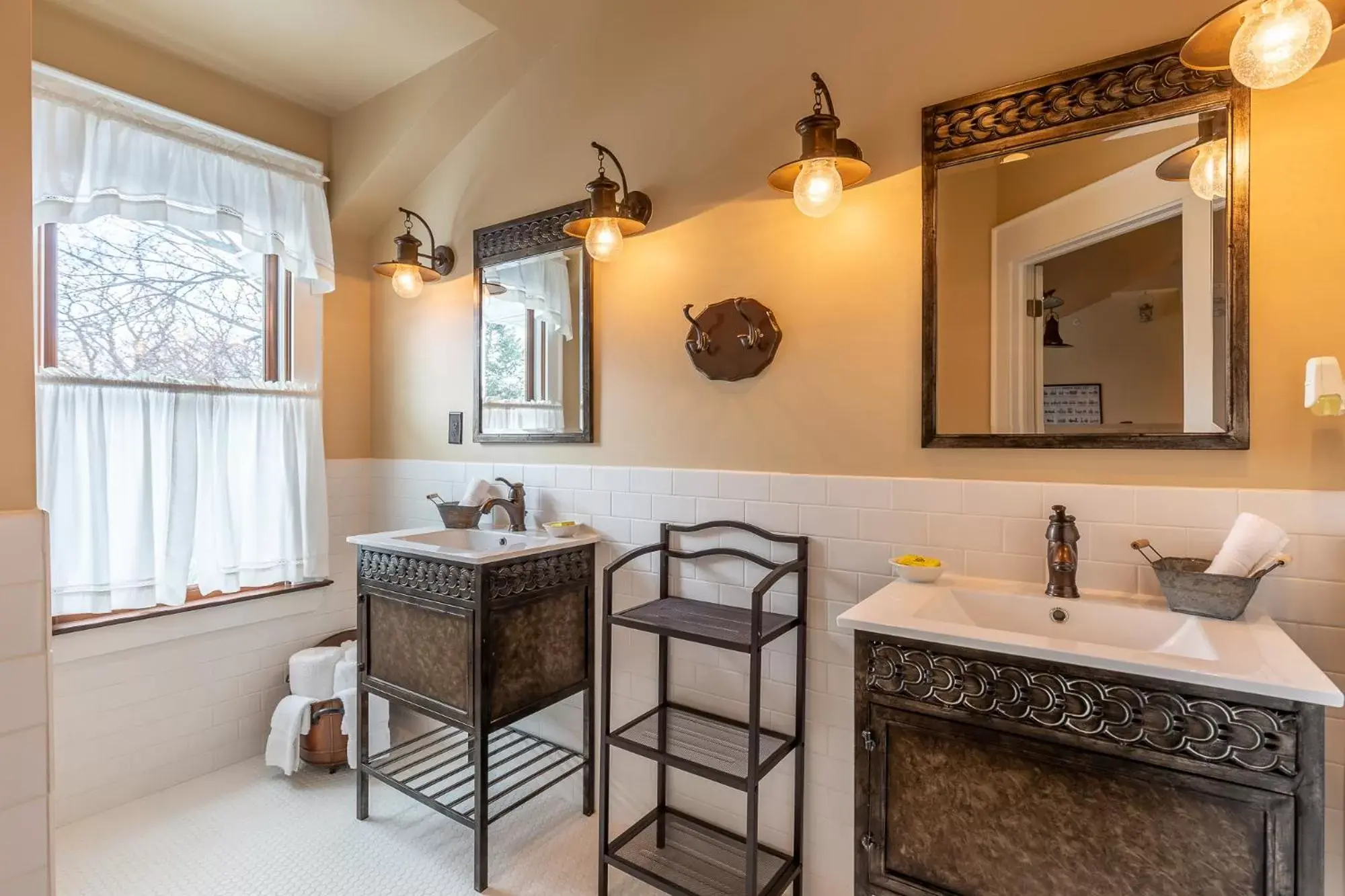 Bathroom in Steele Mansion Inn & Gathering Hub